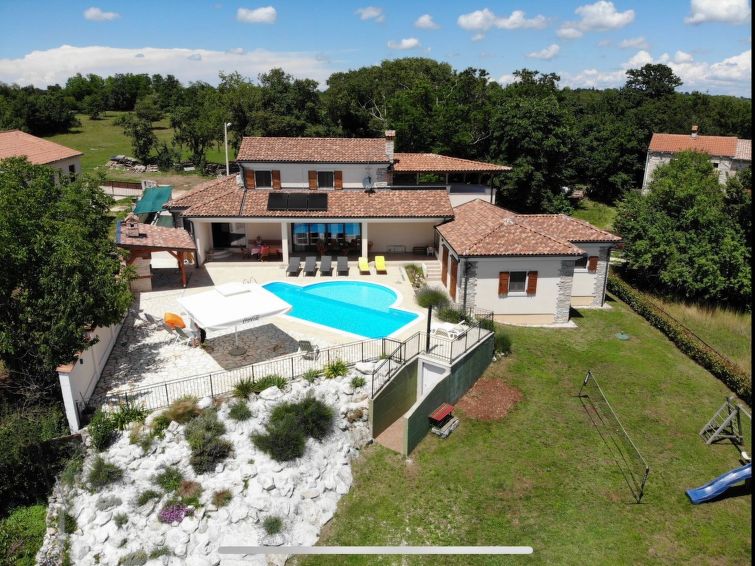 Open haard en privézwembad in ruim vakantiehuis in Cere · 9 pers. in Cere