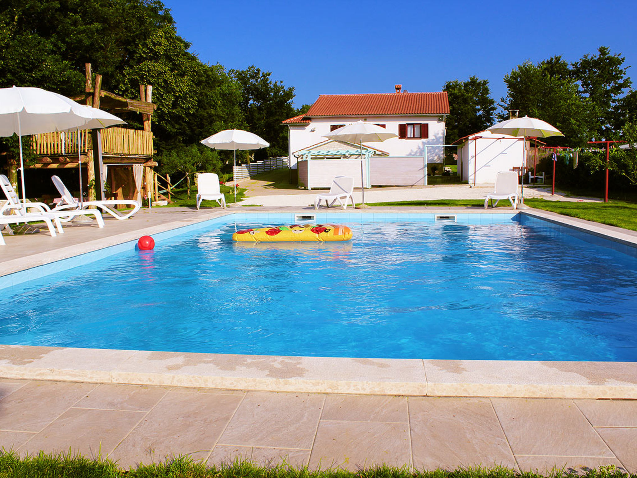 Apartment 1561 — Pool Outdoor (5 of 89)