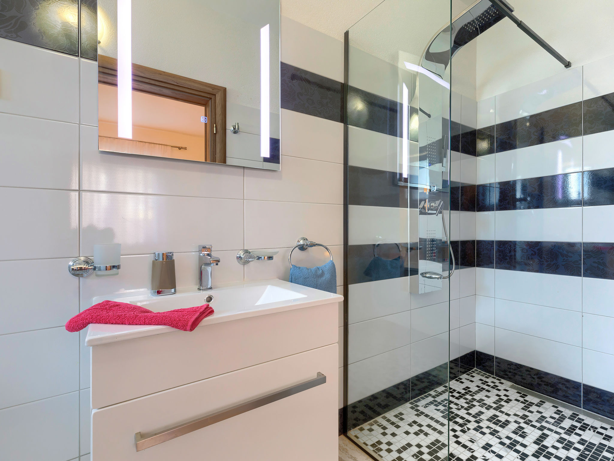 Maison Mia – Salle de bains, photo 12 sur 36