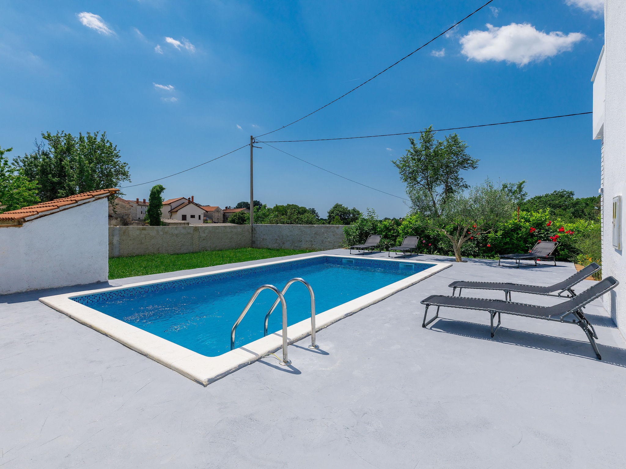 Maison Mia – Piscine extérieure, photo 35 sur 36