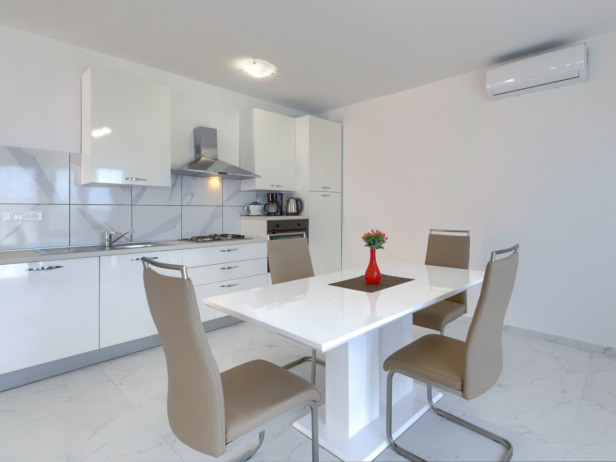 Maison Mia – Cuisine et coin repas, photo 21 sur 36