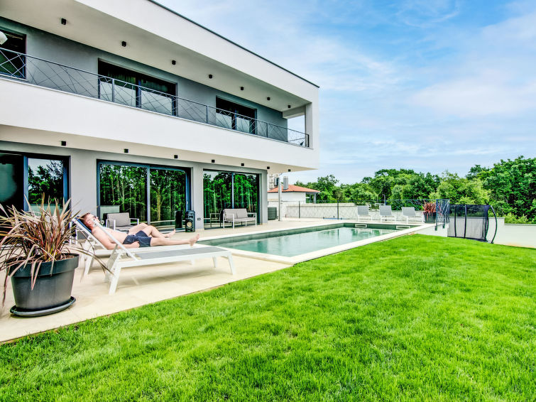 Villa Lina in Svetvinčenat met verwarmd zwembad en whirlpool in Svetvinčenat