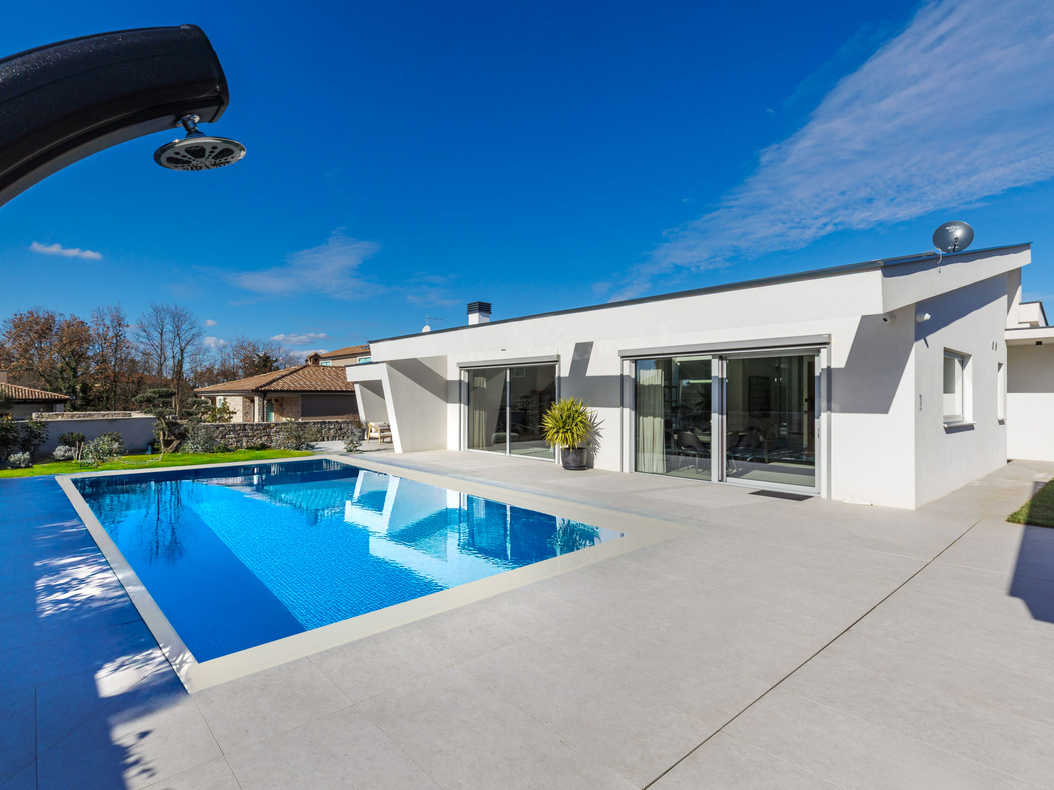 Villa 5-kamers 200 m2. Zeer smaakvol en stijlvol ingericht: woon-/eetkamer met Sat-TV (Flatscreen TV). Uitgang naar het terras, naar het zwembad. 3 kamers, elke kamer heeft 1 2-pers bed (180 cm, lengt..