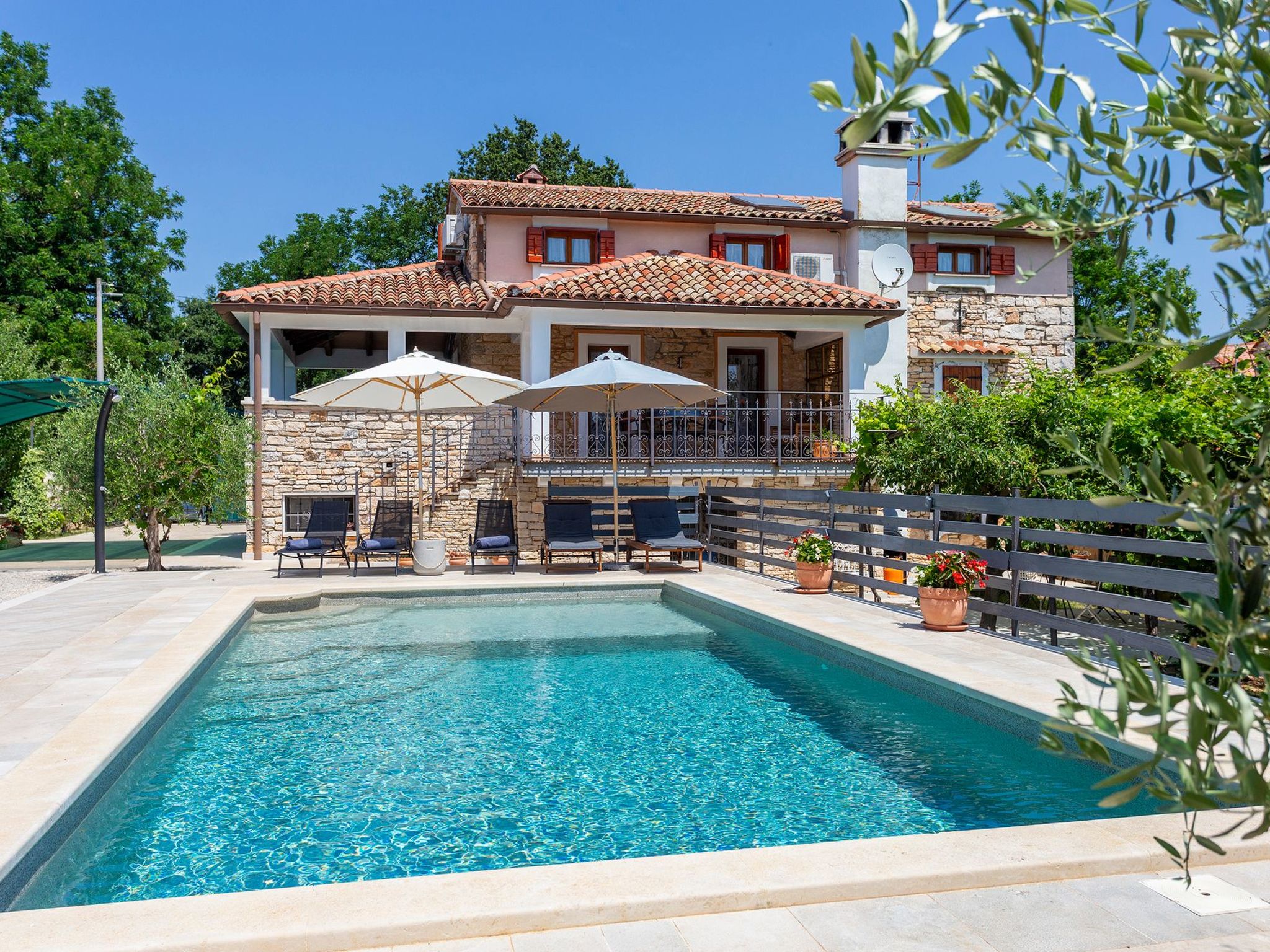 Vakantiehuis met omheinde tuin in Svetvincenat (Kroatië) 1 hond is welkom