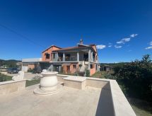 Stijlvol appartement met privézwembad in Svetvinčenat, Istrië - thumbnail 2