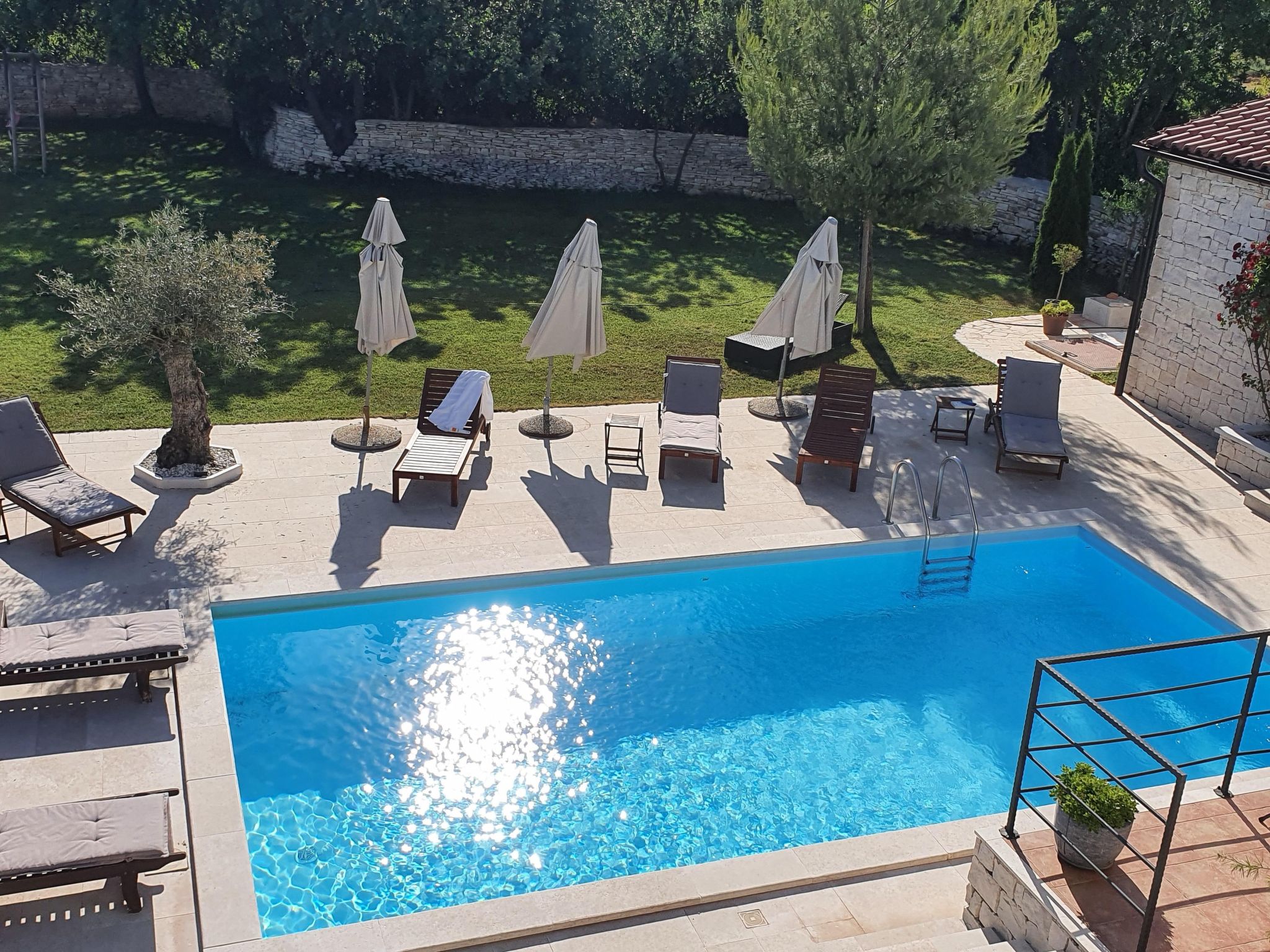 Charmante Villa Histra mit Pool und großem Garten — Pool Outdoor (4 of 27)