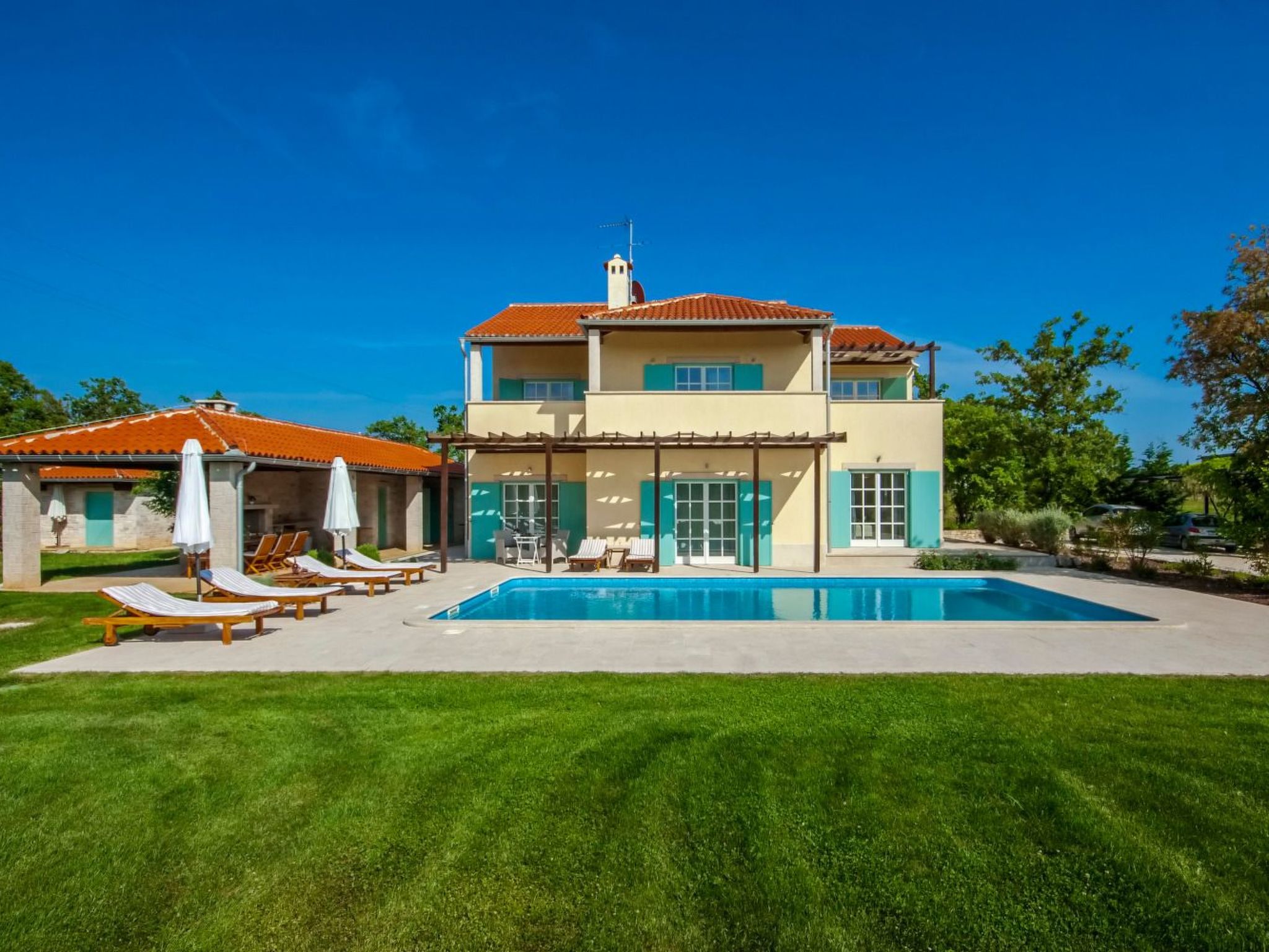 Experience an unforgettable getaway with your friends and family at our spacious detached holiday house in Butkovici, Istrien. This property comfortably accommodates up to 10 guests, making it the per..