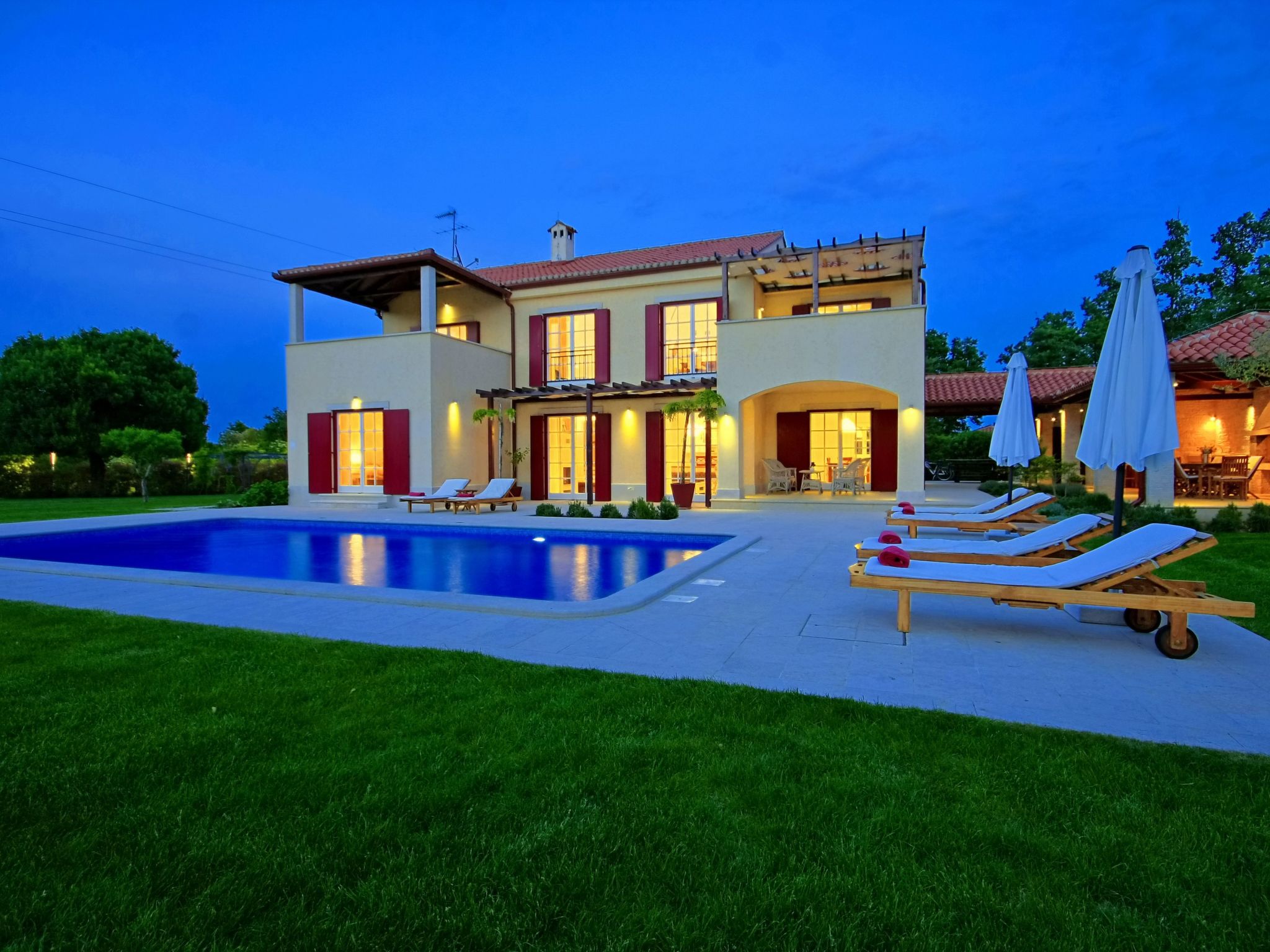 Luxus "Villa Mirna" mit Tennisplatz-Binnen