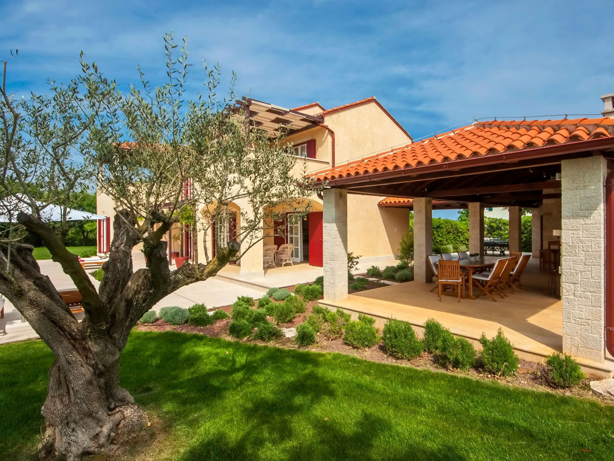 Luxus "Villa Mirna" mit Tennisplatz-Binnen