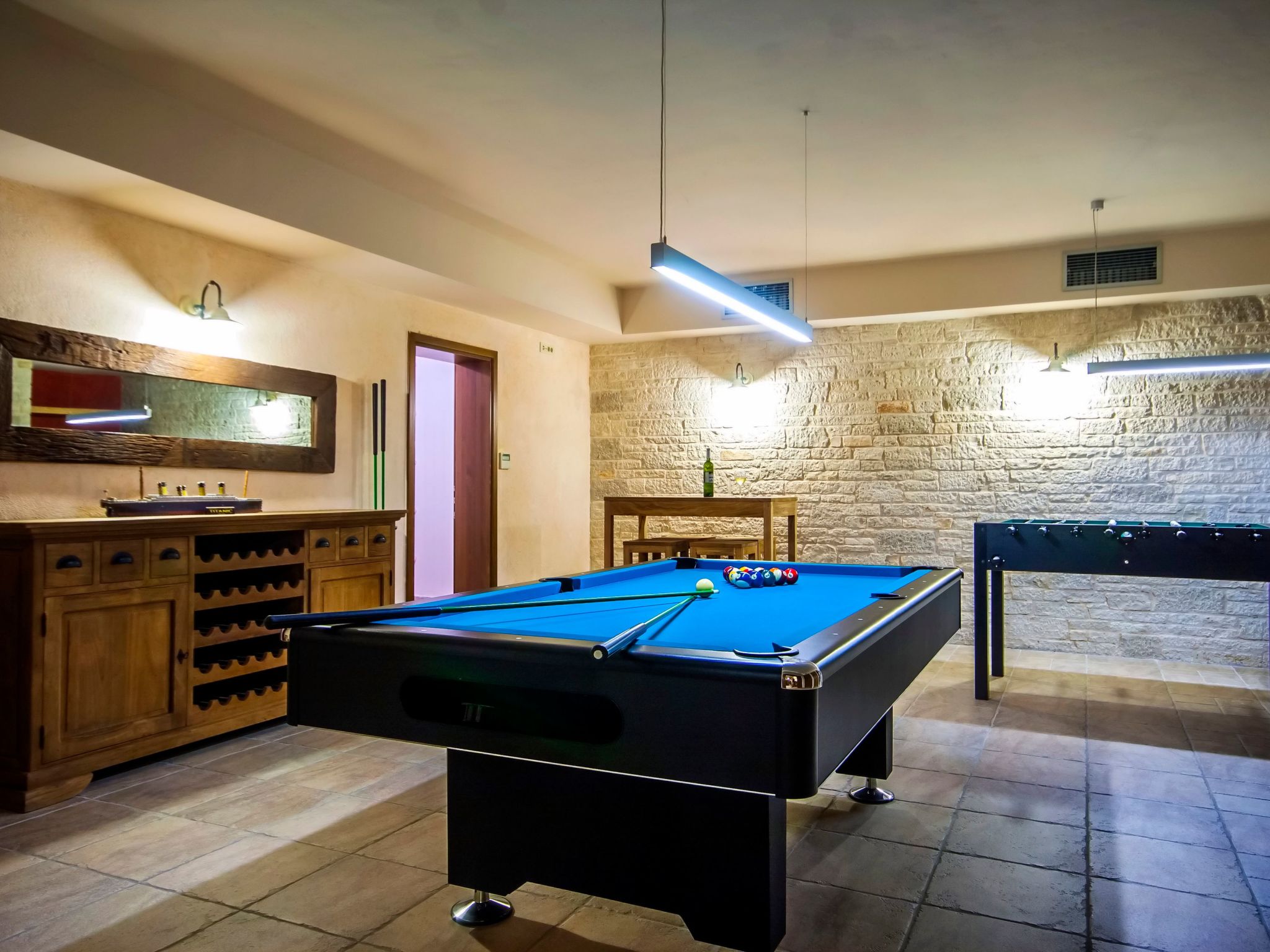 Luxus "Villa Mirna" mit Tennisplatz-Binnen