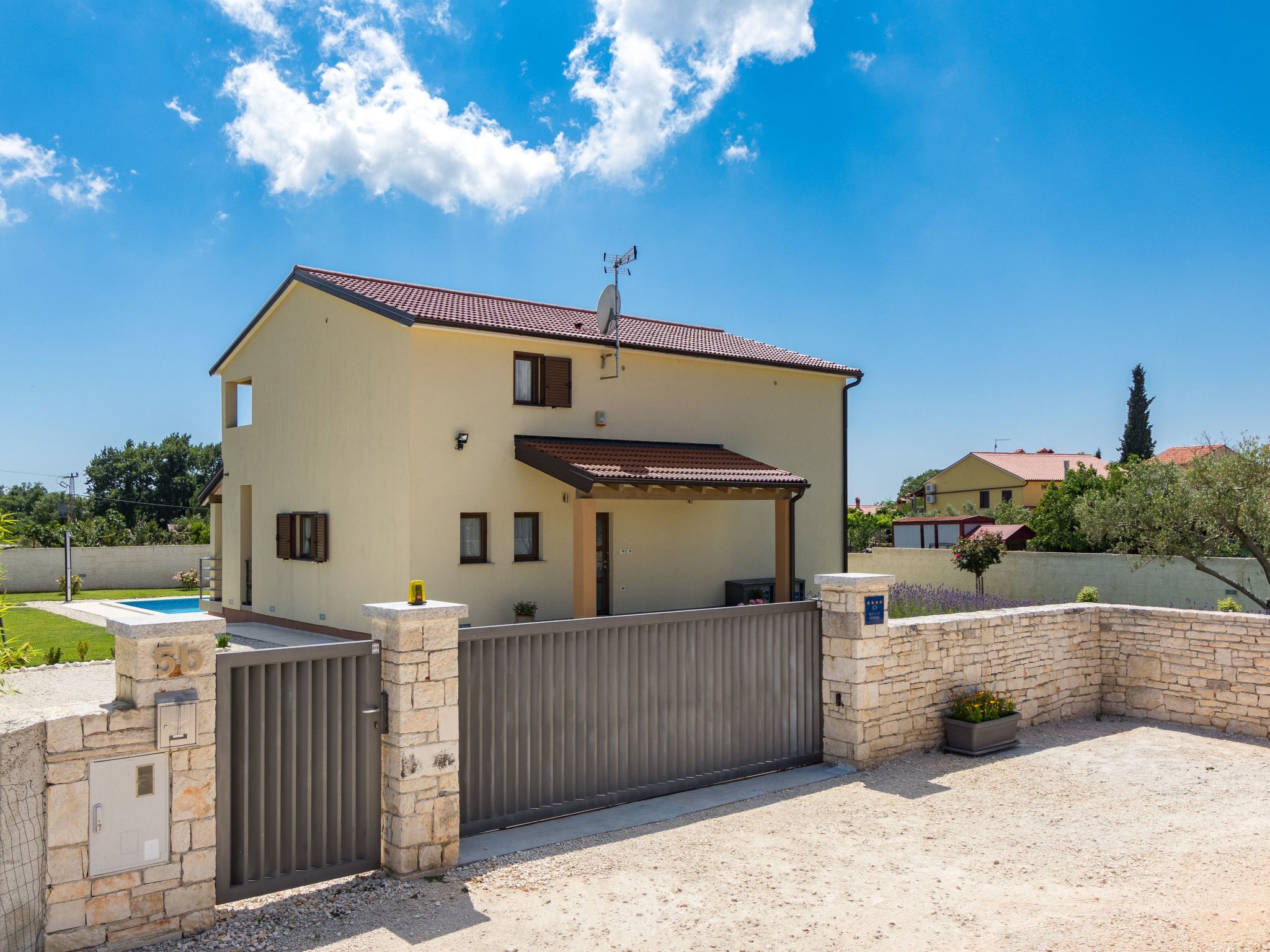 Beeindruckende Luxusvilla mit beheiztem Privatpool-Binnen