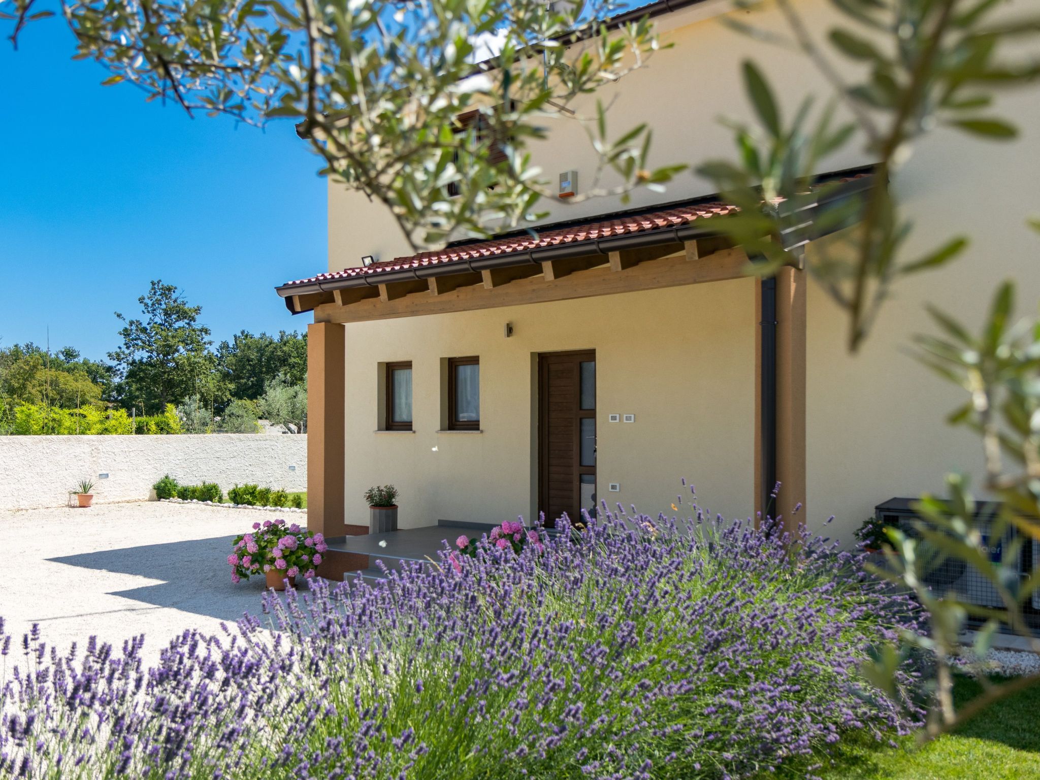 Beeindruckende Luxusvilla mit beheiztem Privatpool-Binnen