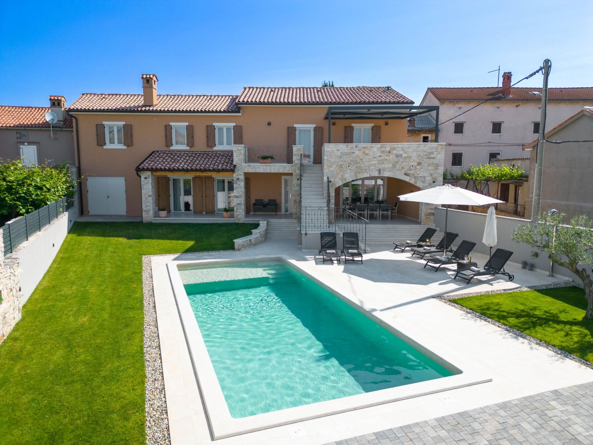 Villa Grande, klimatisiert und mit Pool in Jursici-Binnen