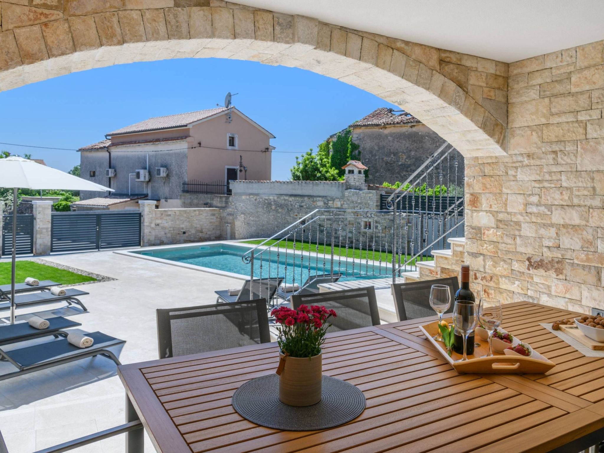 Villa Grande, klimatisiert und mit Pool in Jursici-Binnen