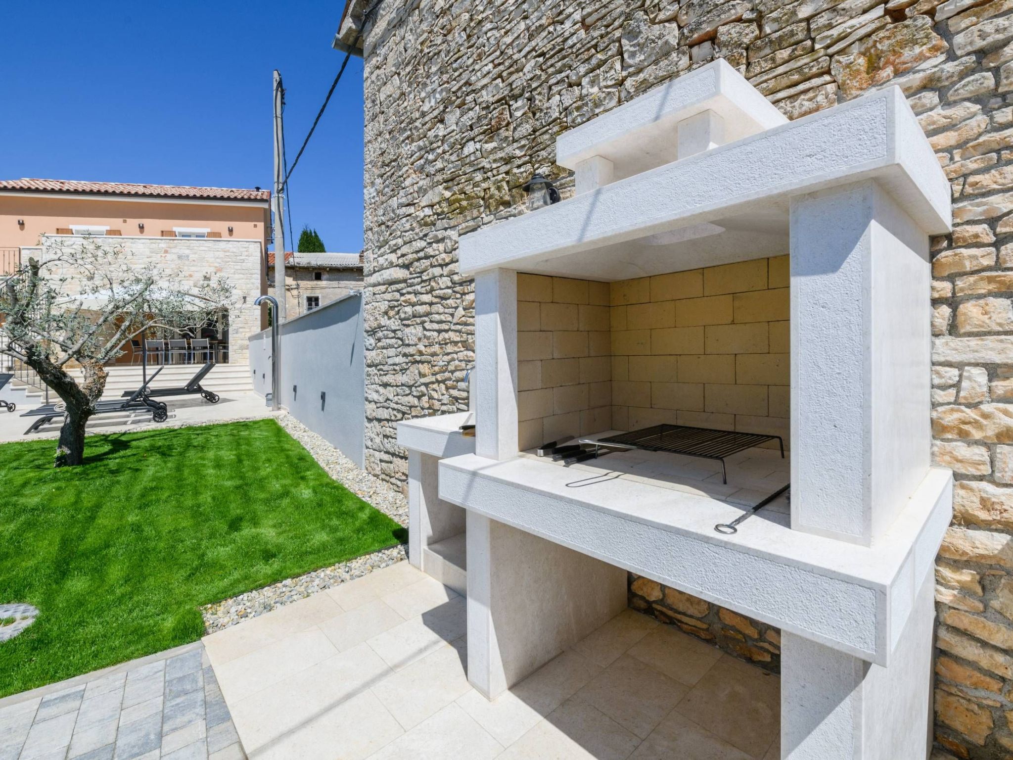 Villa Grande, klimatisiert und mit Pool in Jursici-Binnen