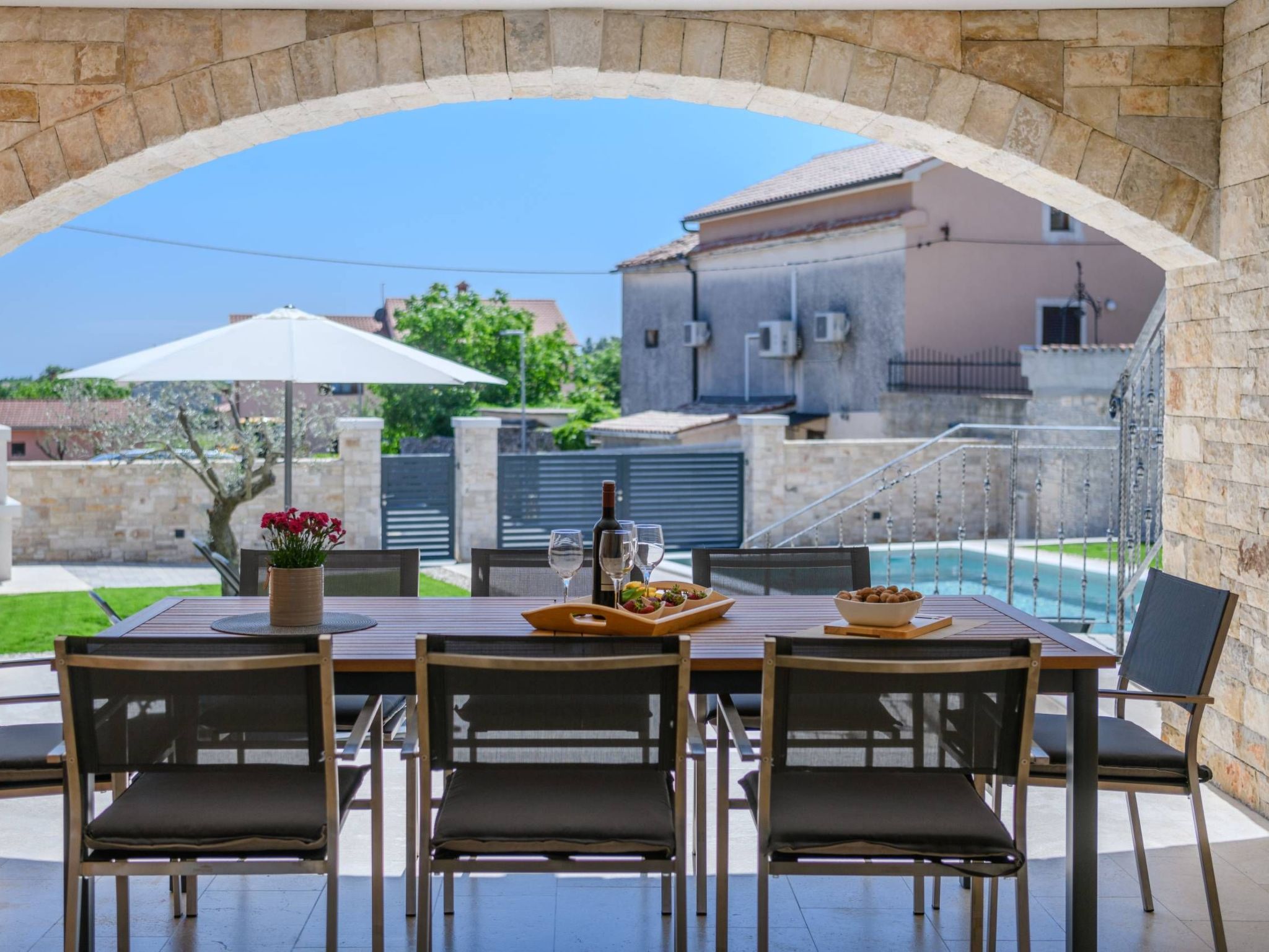 Villa Grande, klimatisiert und mit Pool in Jursici-Binnen