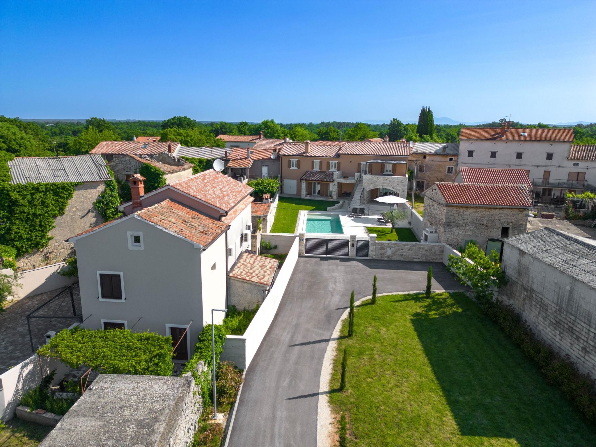 Villa Grande, klimatisiert und mit Pool in Jursici-Binnen