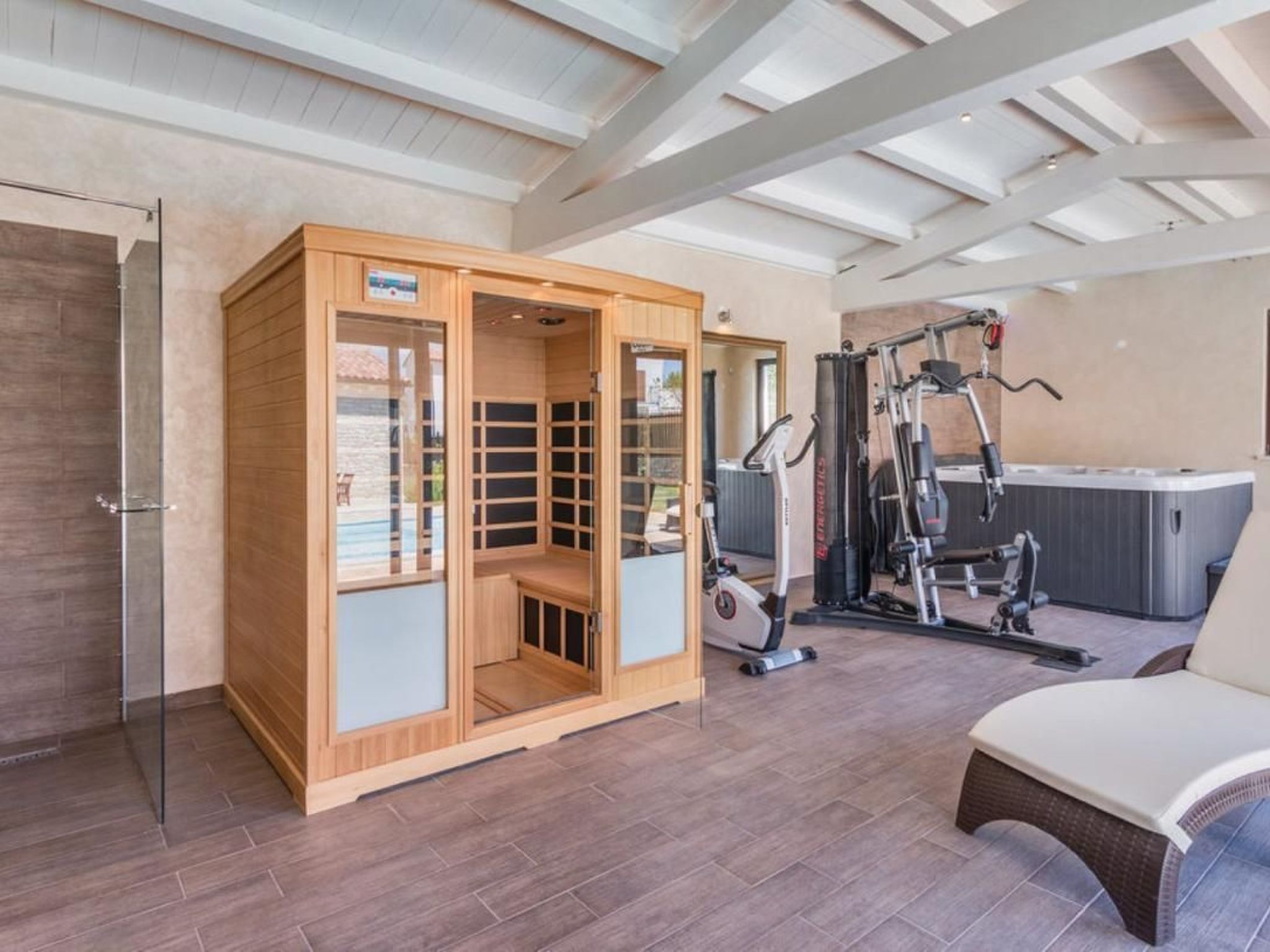 Mit Whirlpool und Sauna-Binnen