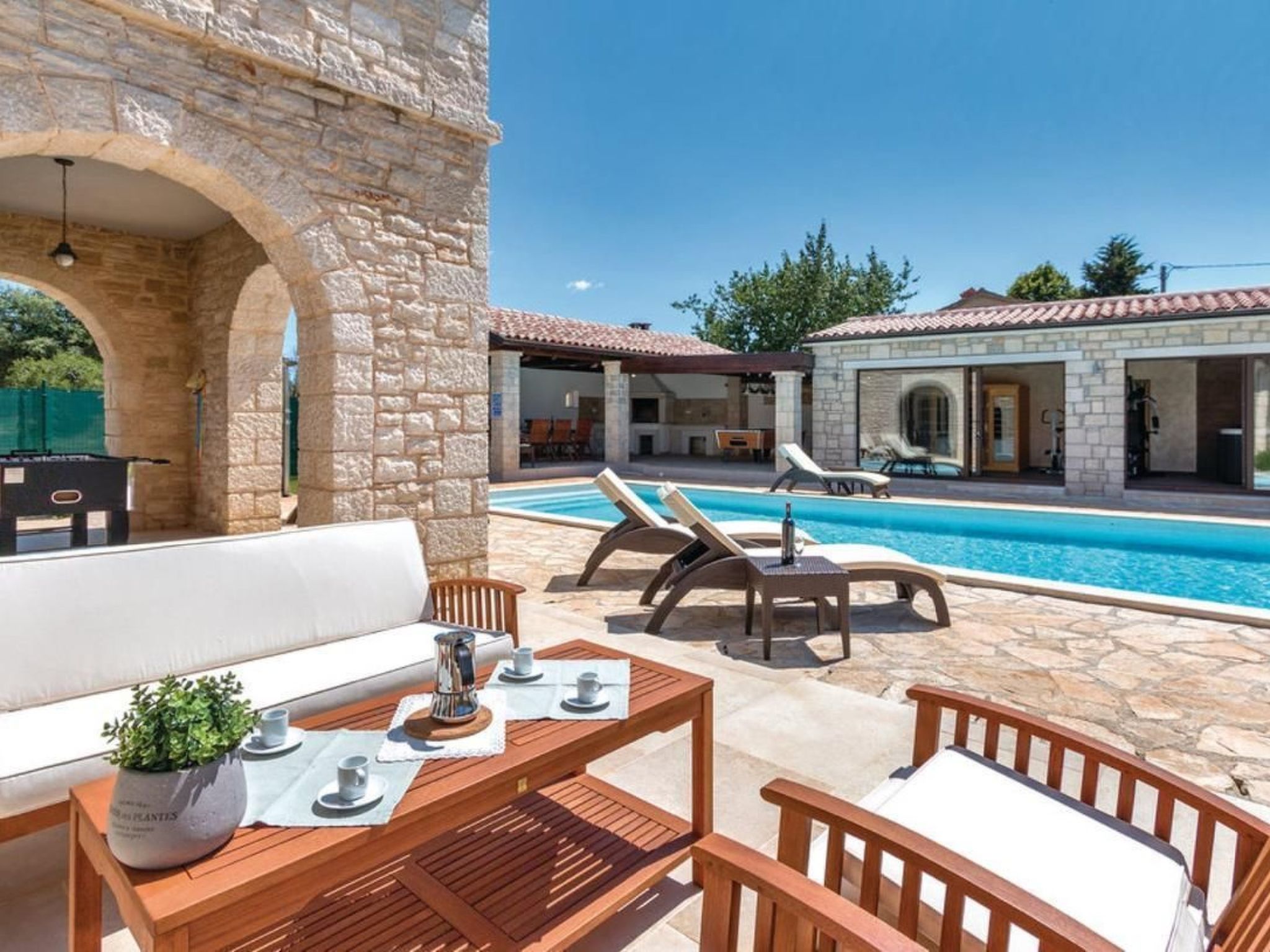 Mit Whirlpool und Sauna-Binnen