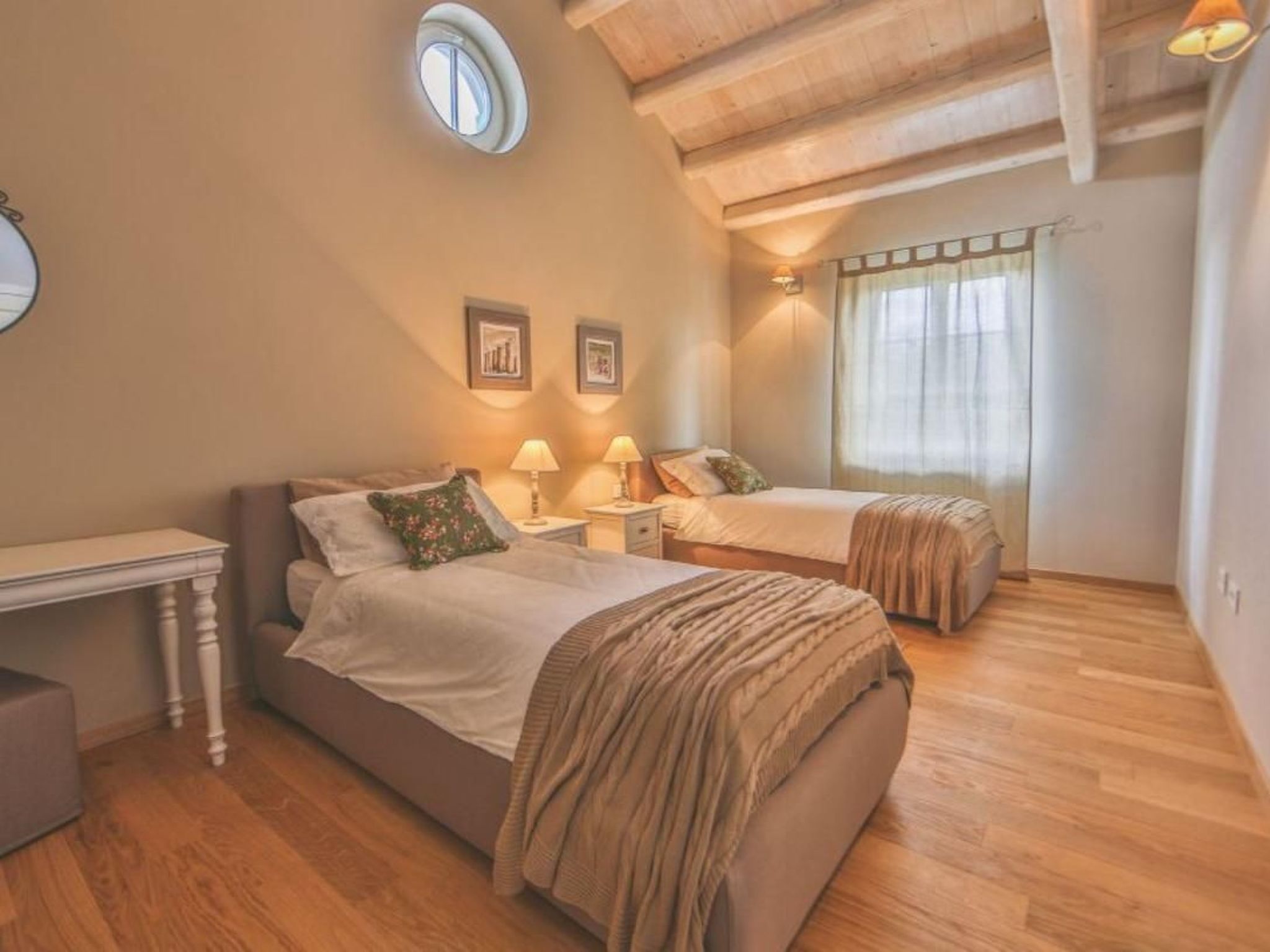 Mit Whirlpool und Sauna-Binnen