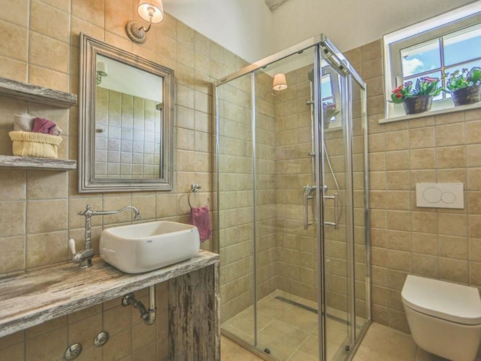 Mit Whirlpool und Sauna-Binnen