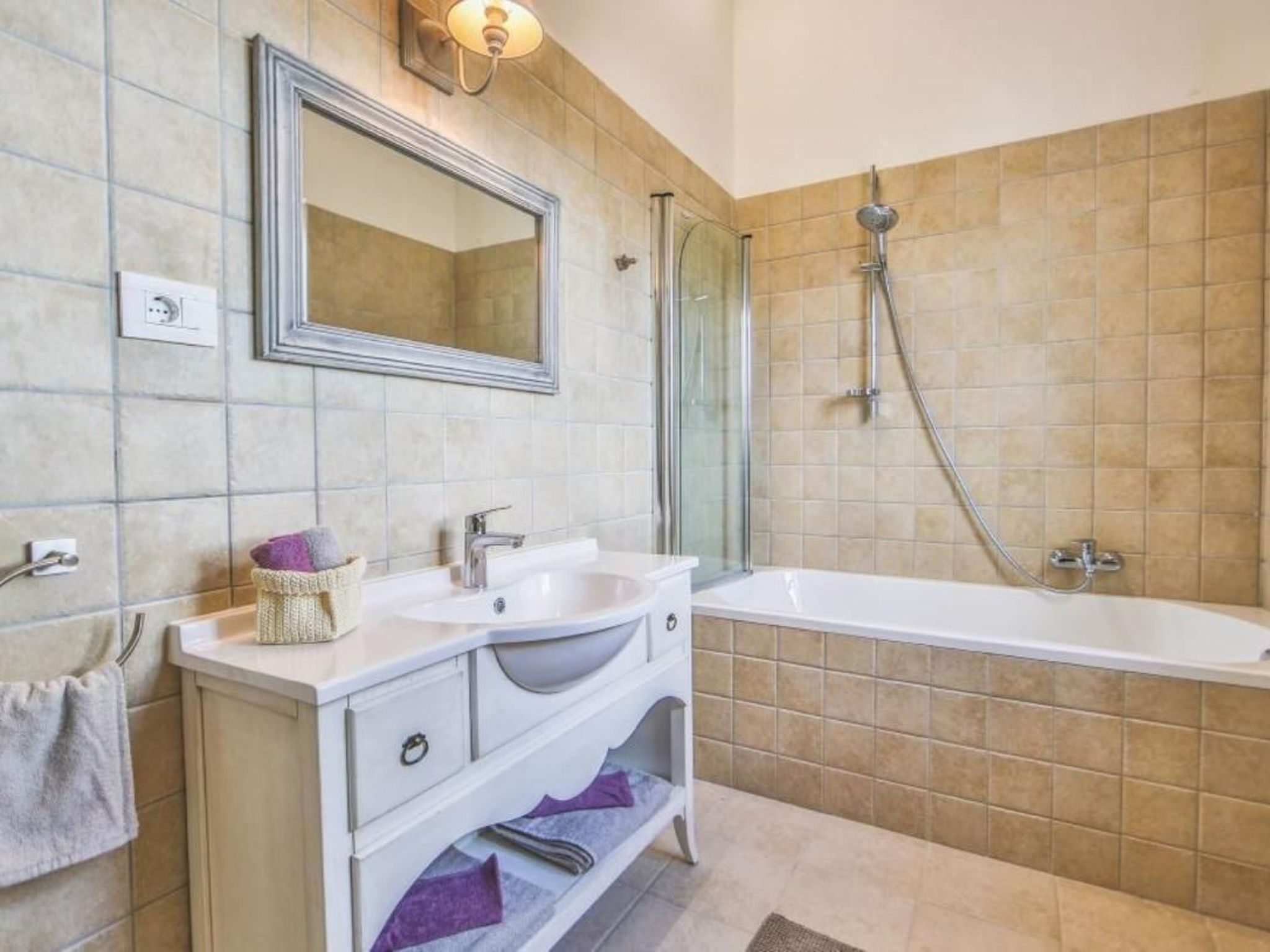 Mit Whirlpool und Sauna-Binnen