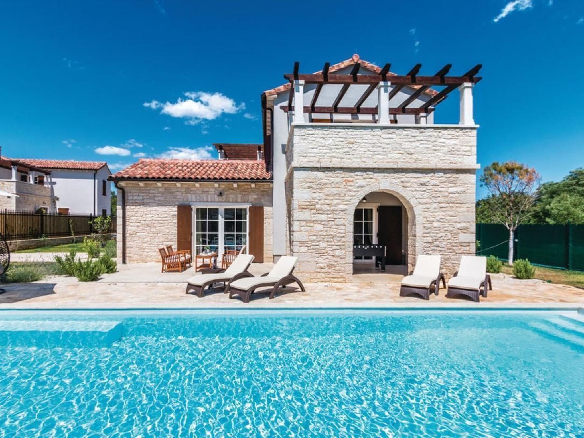 Mit Whirlpool und Sauna-Binnen