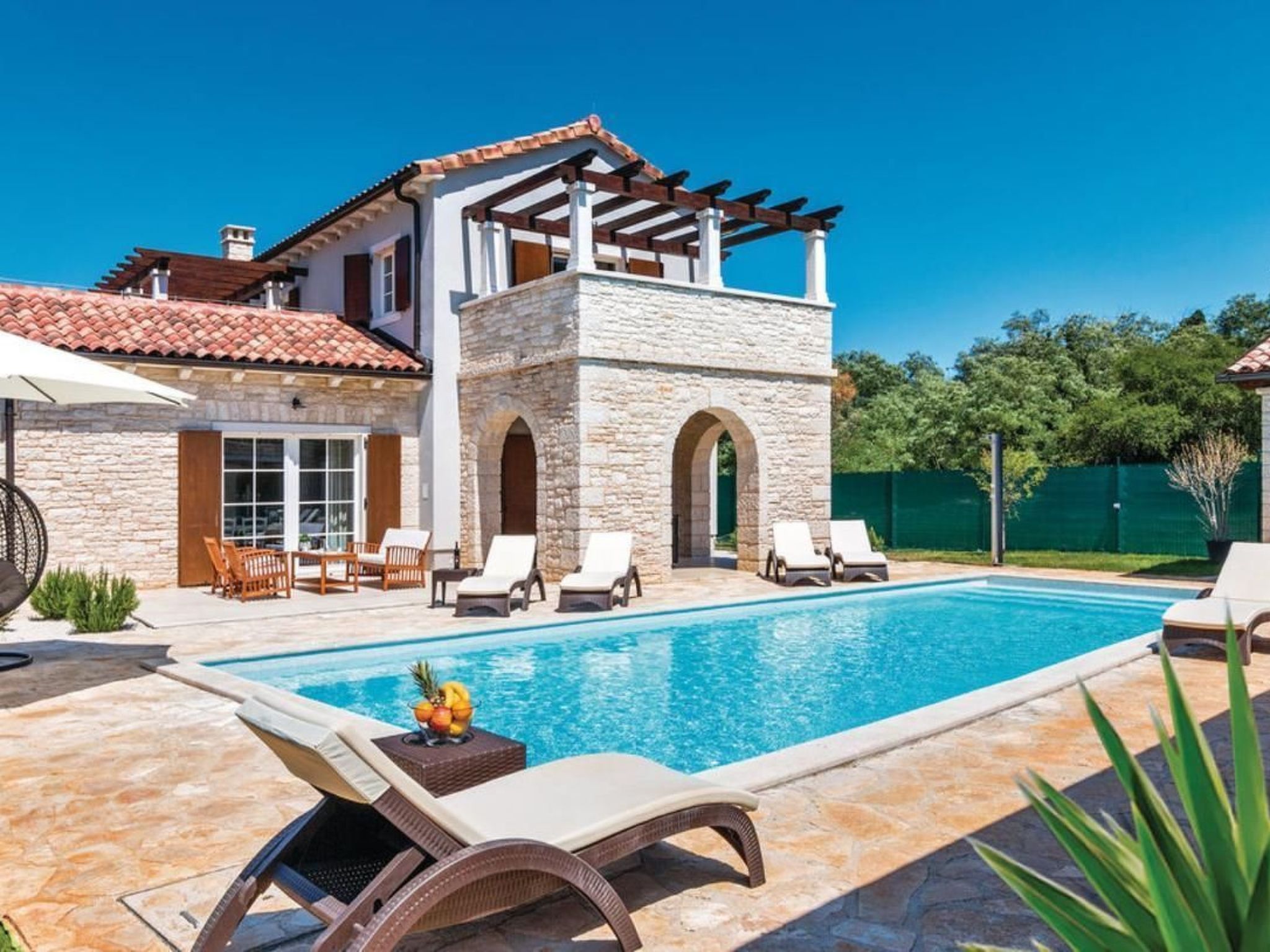 Mit Whirlpool und Sauna-Binnen