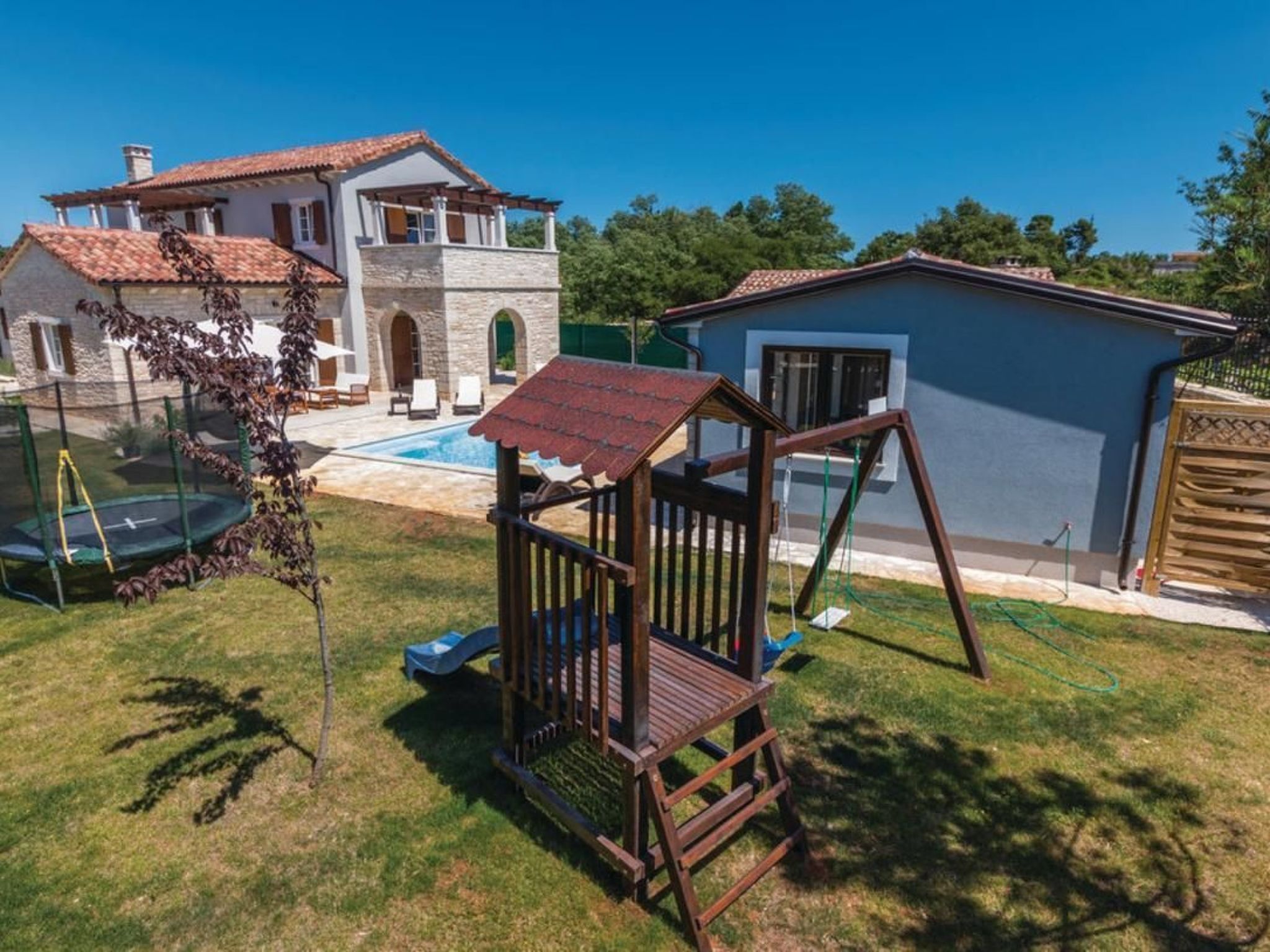 Mit Whirlpool und Sauna-Binnen