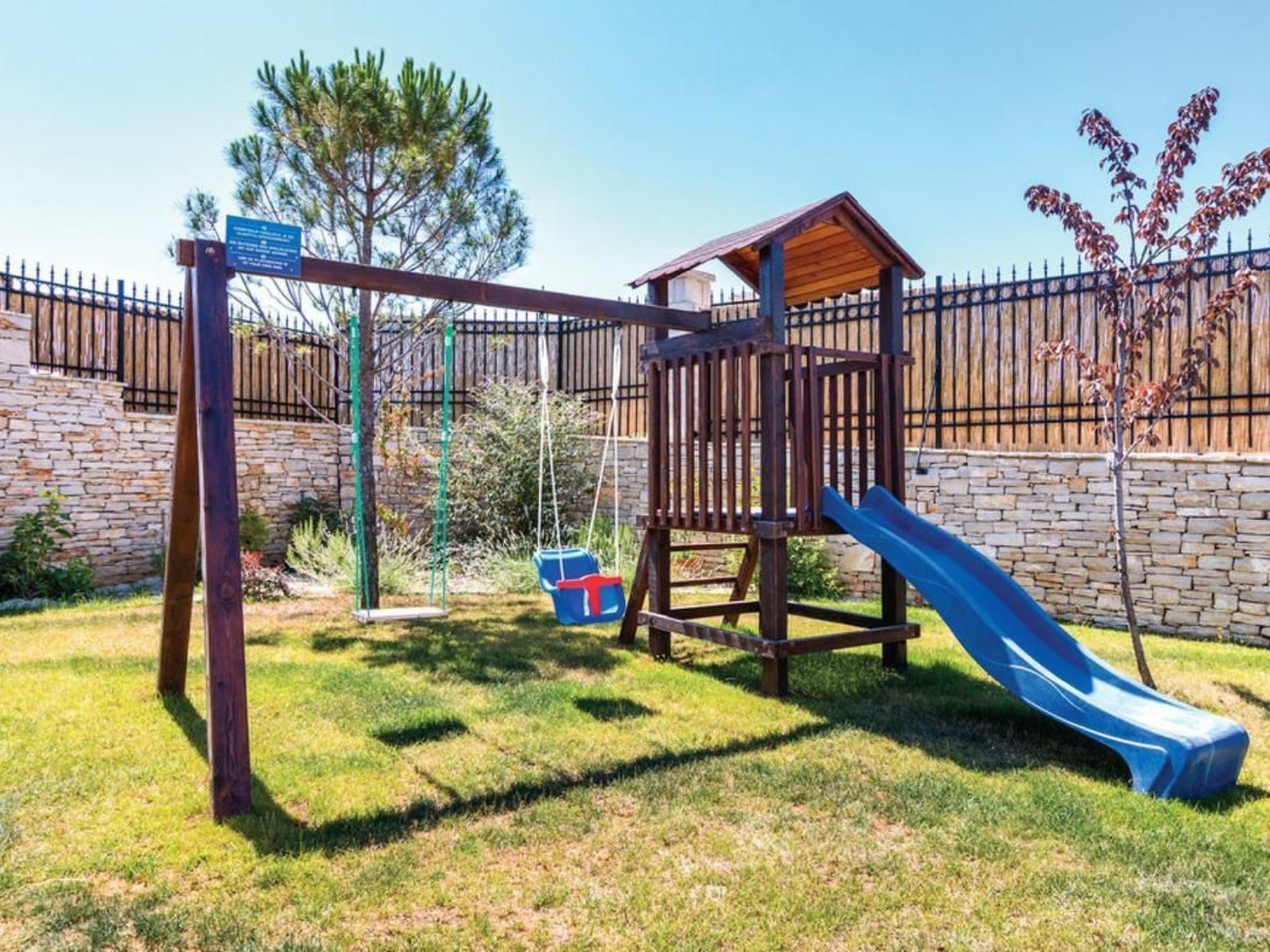 Mit Whirlpool und Sauna-Binnen