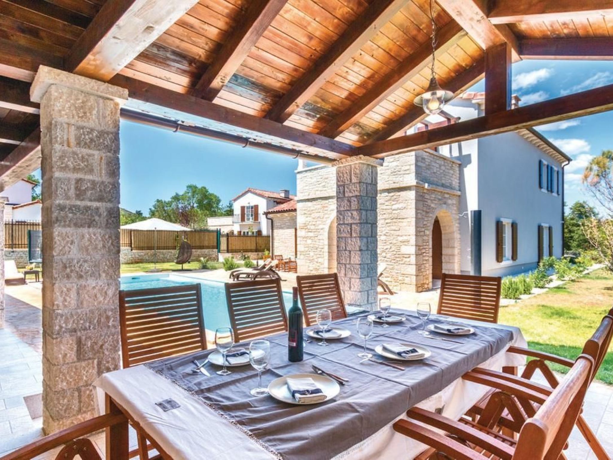 Mit Whirlpool und Sauna-Binnen