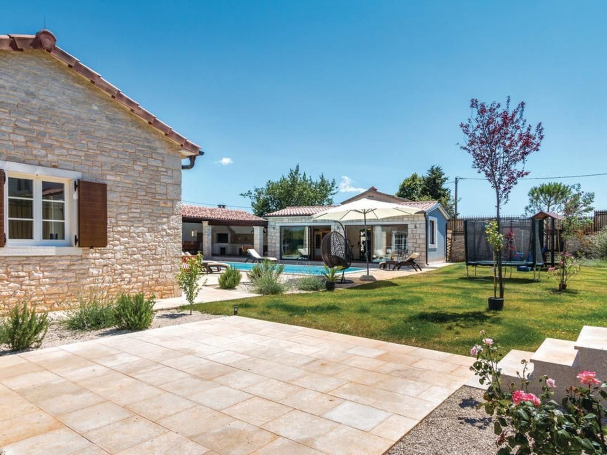 Mit Whirlpool und Sauna-Binnen