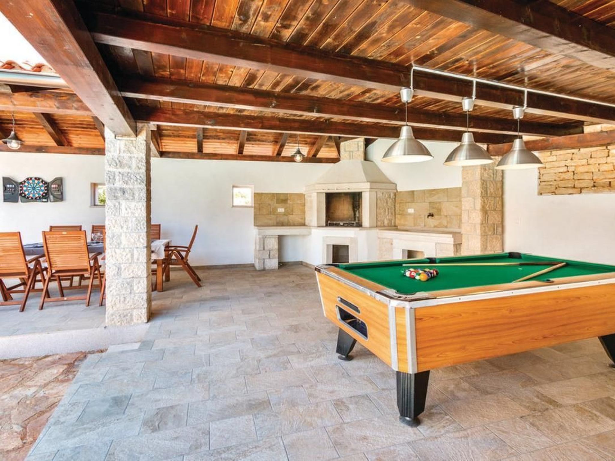 Mit Whirlpool und Sauna-Binnen