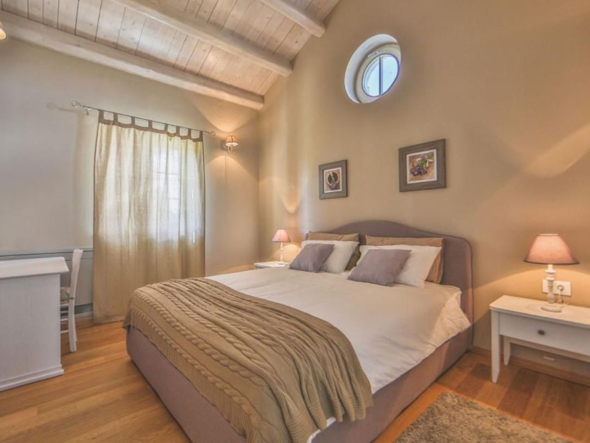 Mit Whirlpool und Sauna-Binnen