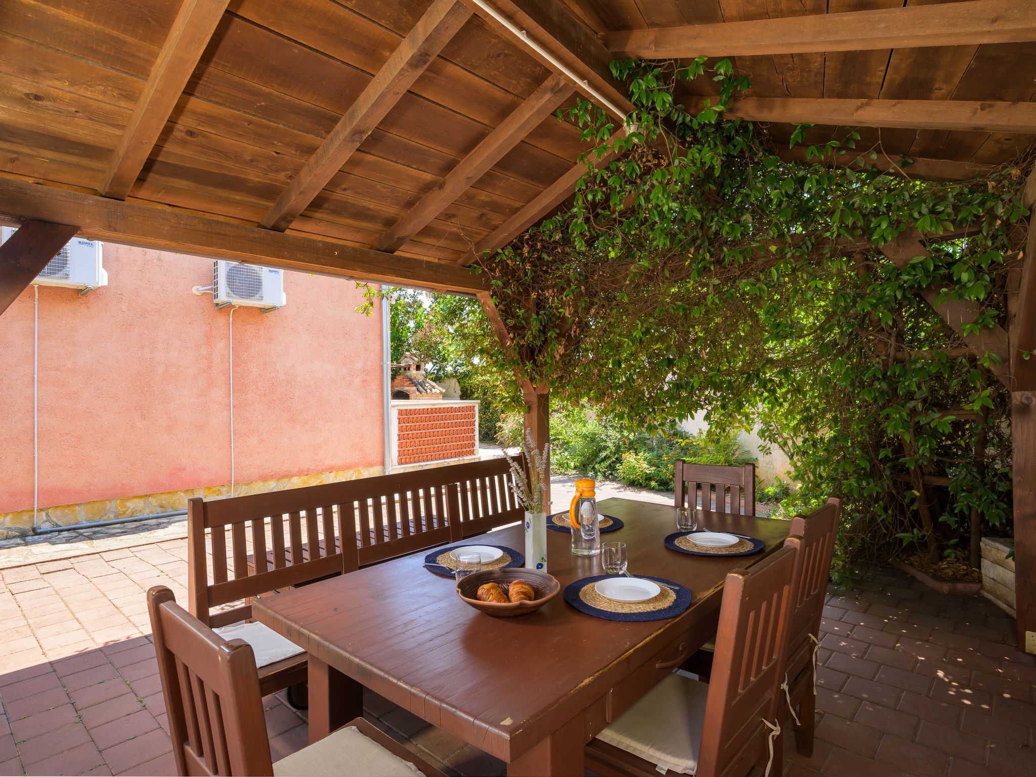 Sabina mit zwei Ferienwohnung und Pool - Image-tags.info