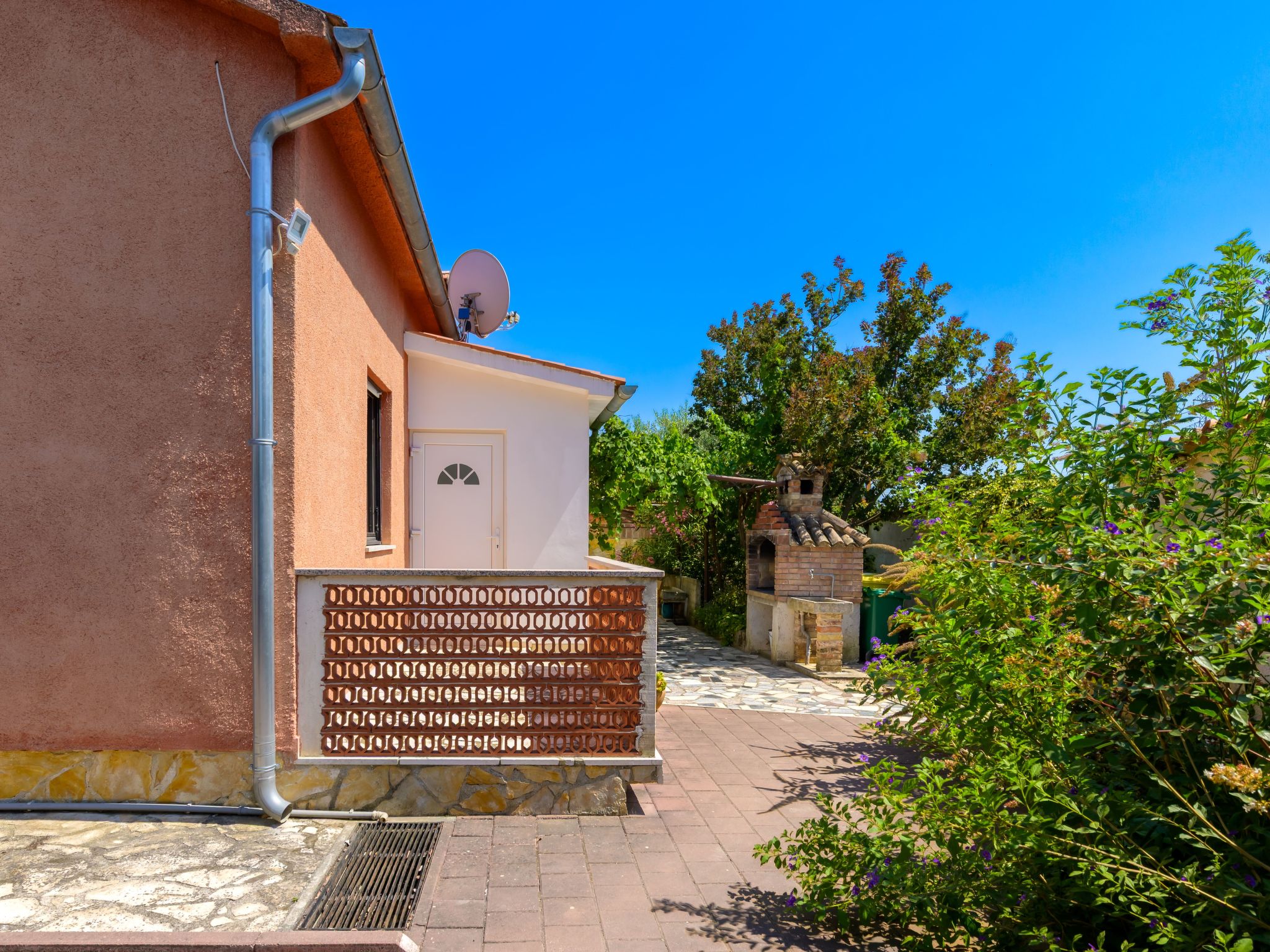 Sabina mit zwei Ferienwohnung und Pool - Image-tags.info