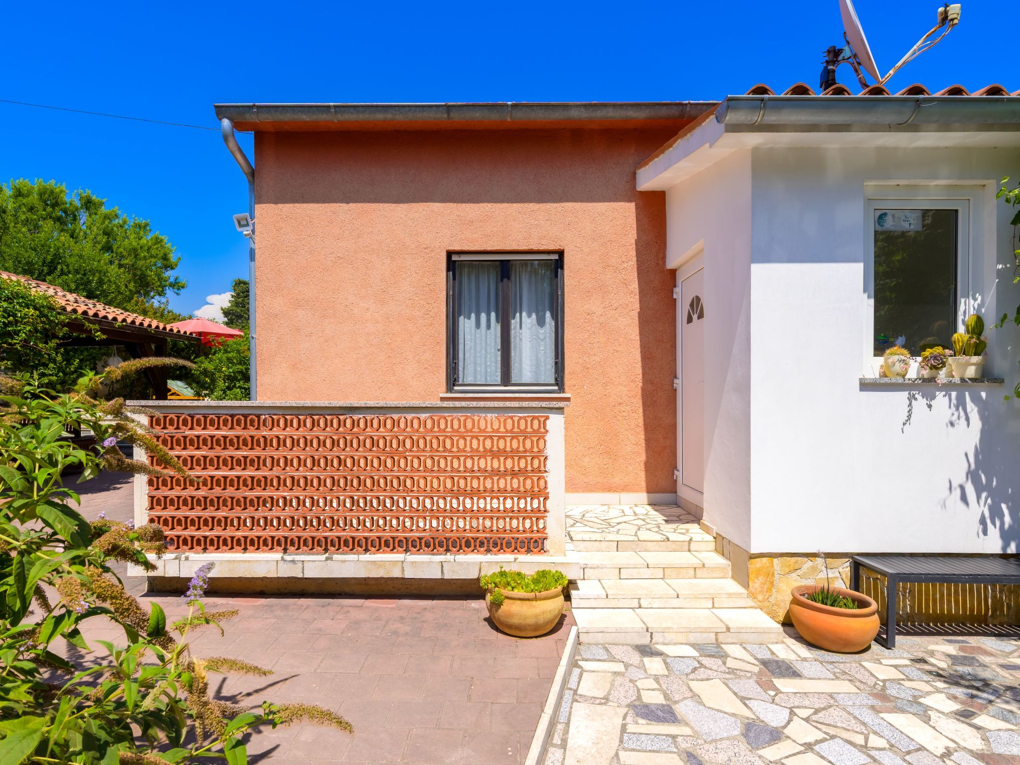 Sabina mit zwei Ferienwohnung und Pool - Image-tags.info