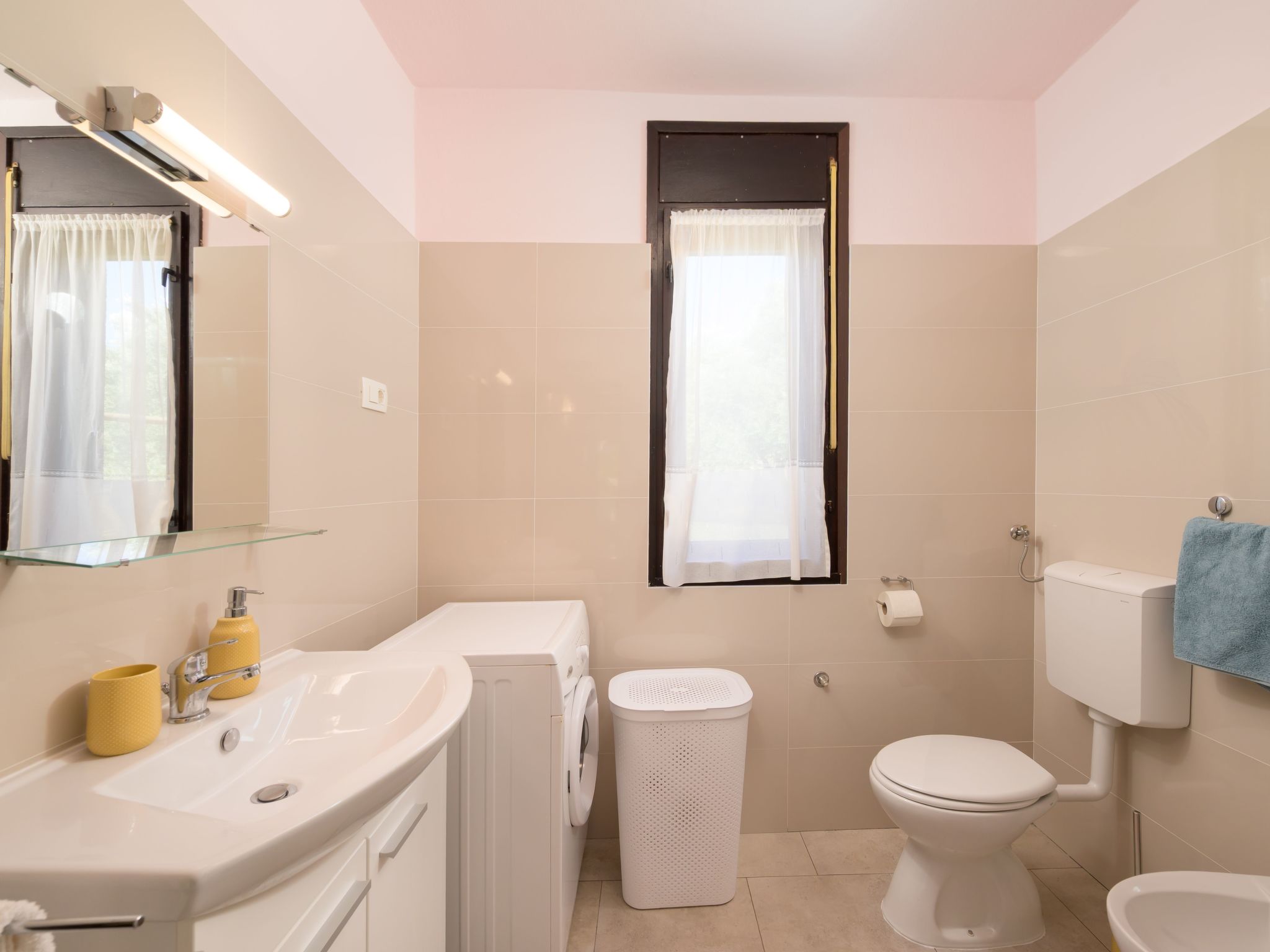 Sabina mit zwei Ferienwohnung und Pool - Image-tags.info