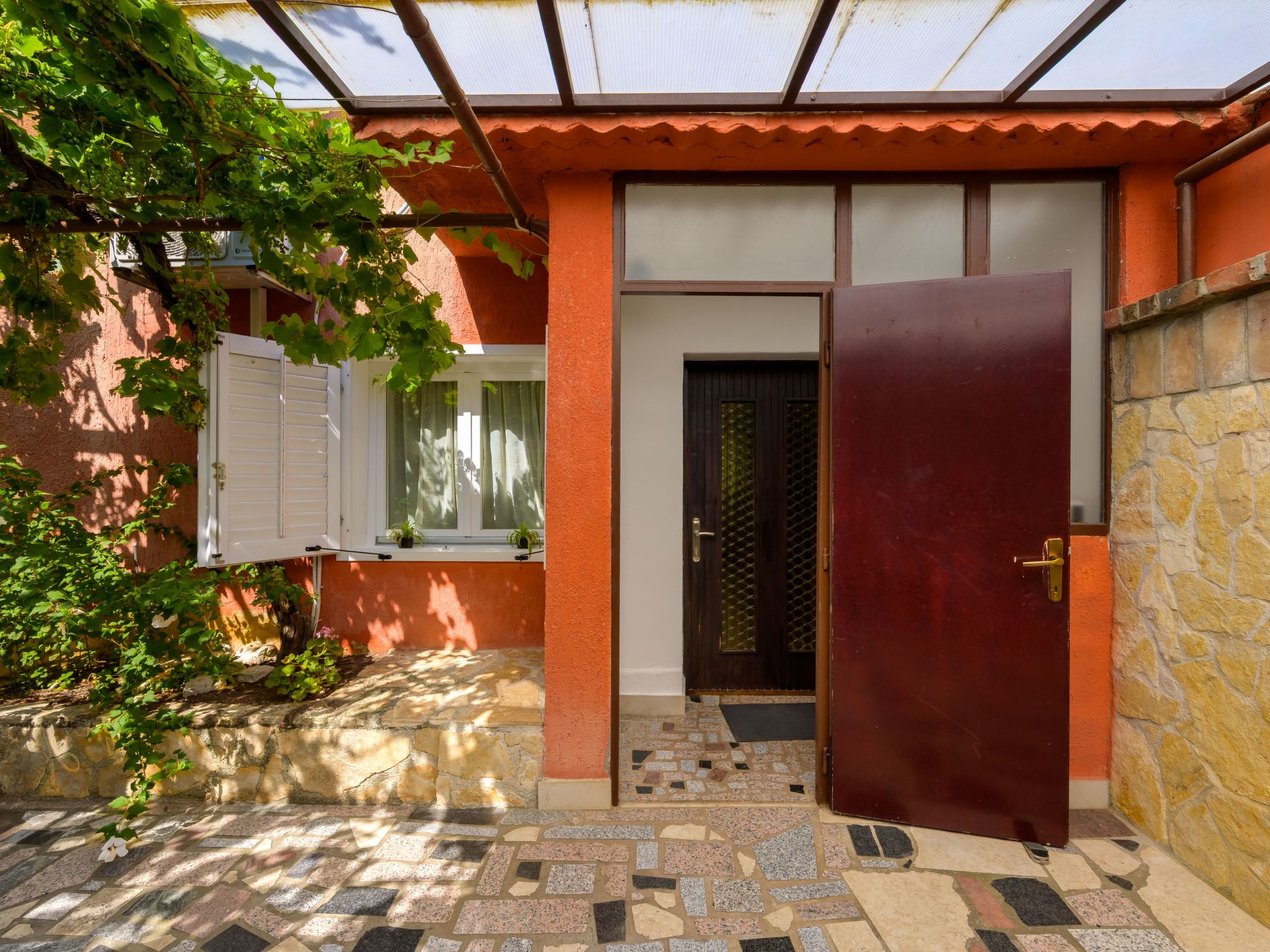 Sabina mit zwei Ferienwohnung und Pool - Image-tags.info