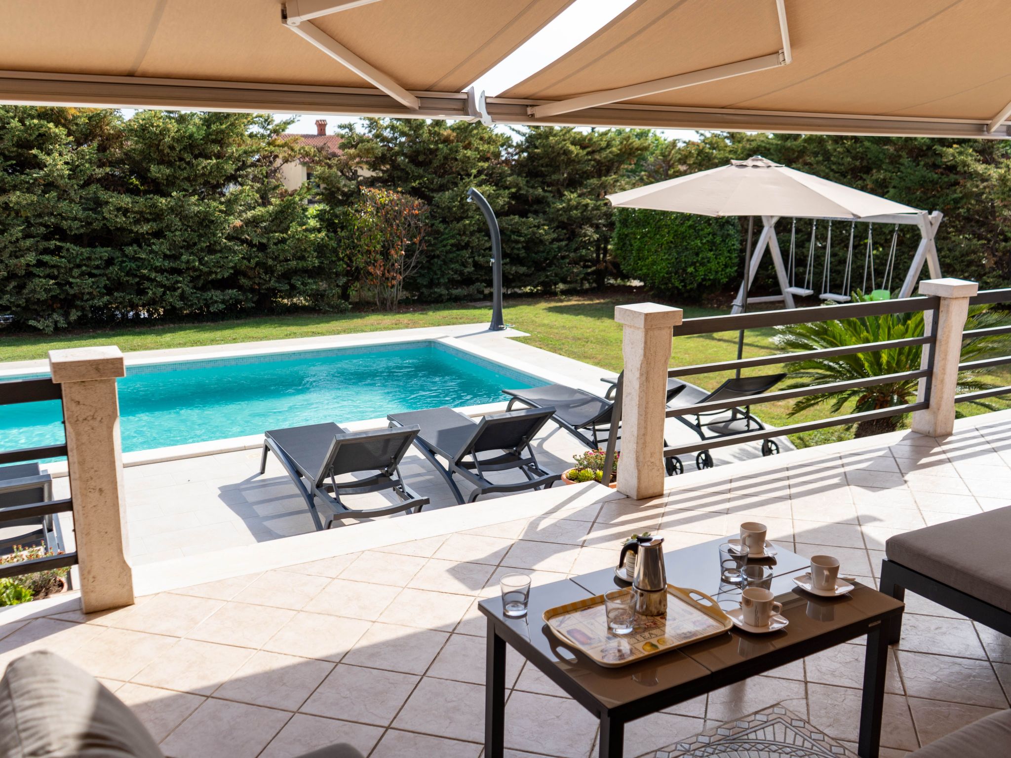 In Pula mit privatem Pool-Drinnen