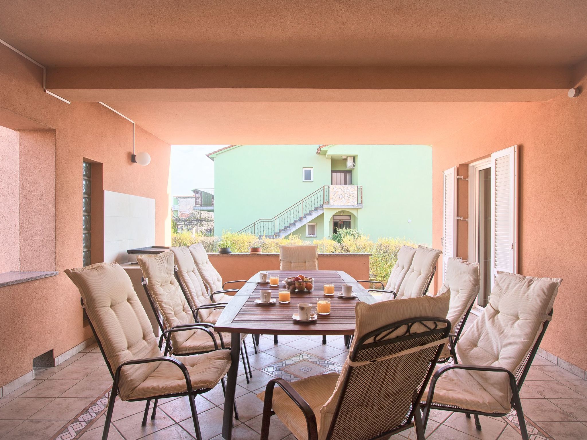 In Pula mit privatem Pool-Drinnen