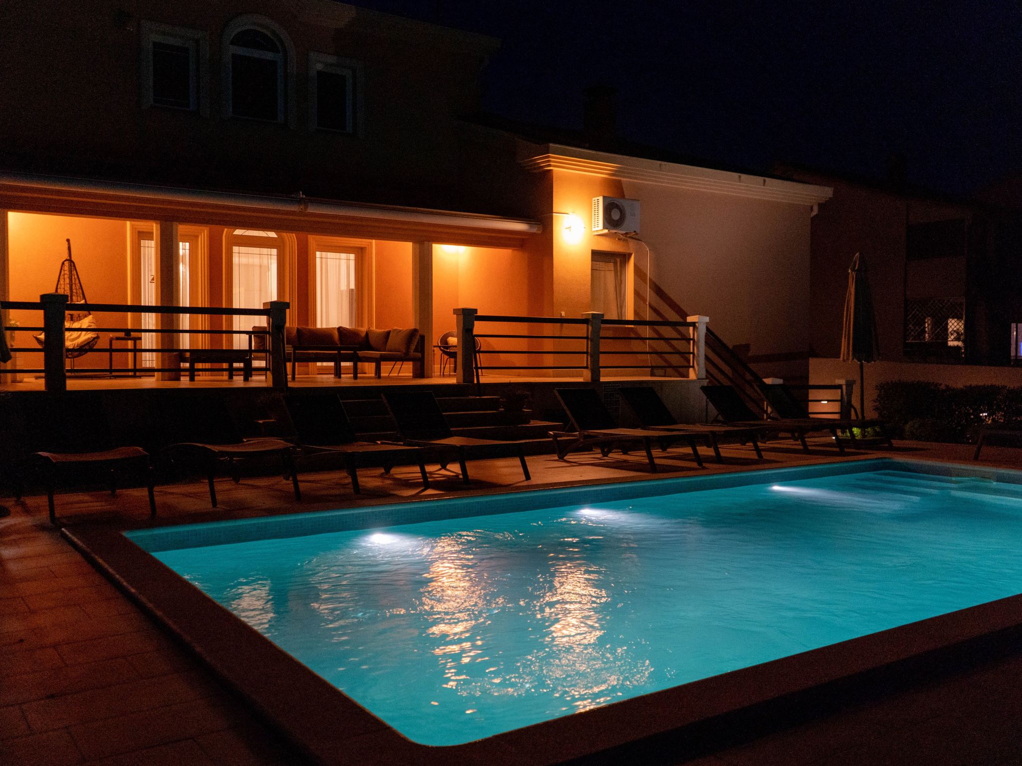 In Pula mit privatem Pool-Drinnen