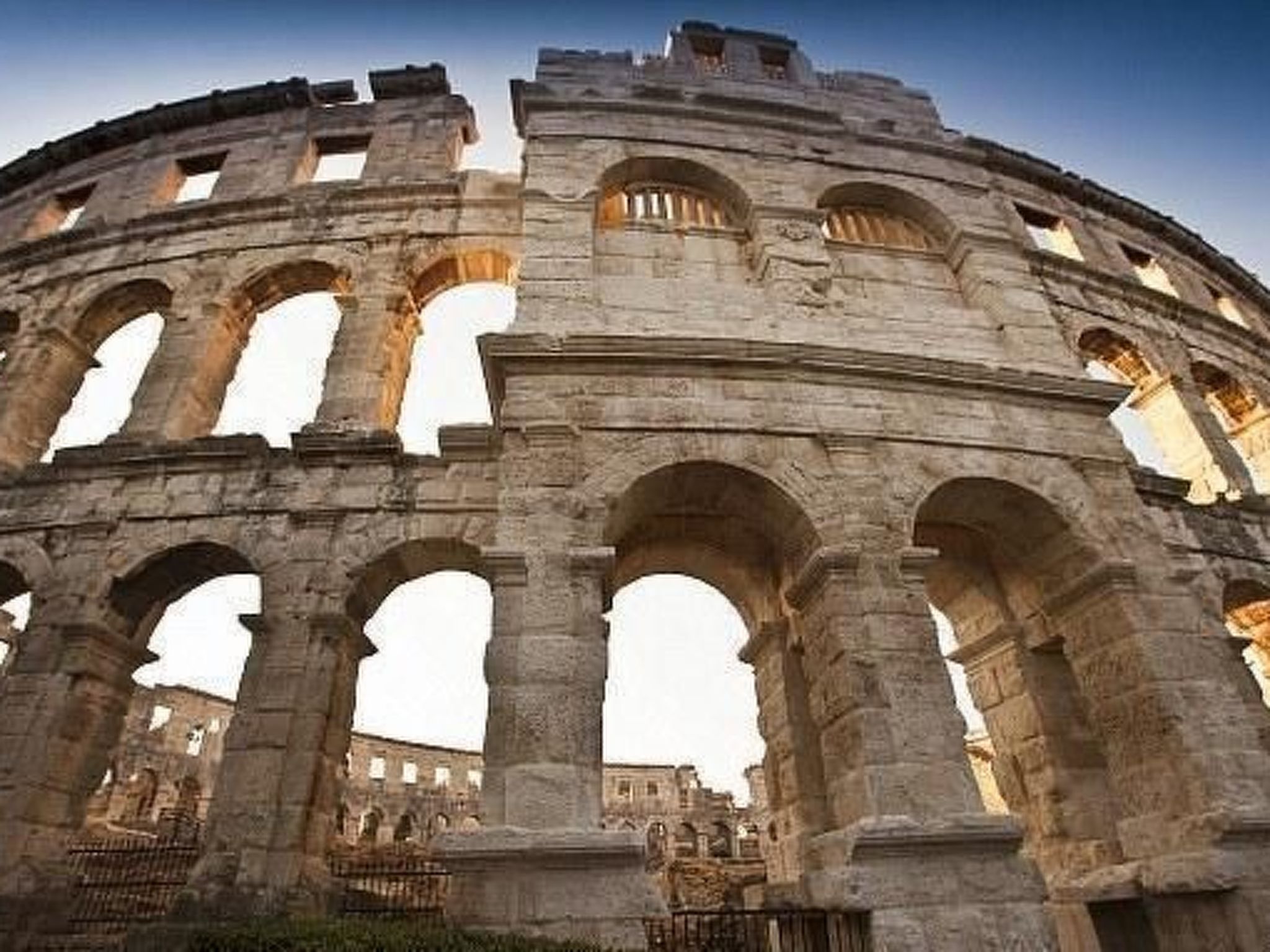 In Pula mit privatem Pool-Drinnen