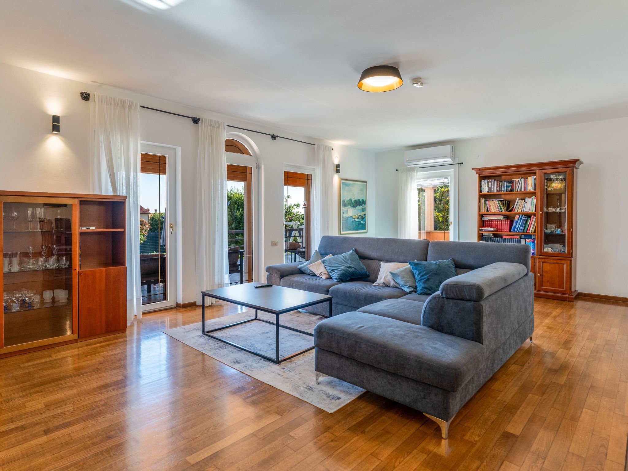 In Pula mit privatem Pool-Drinnen