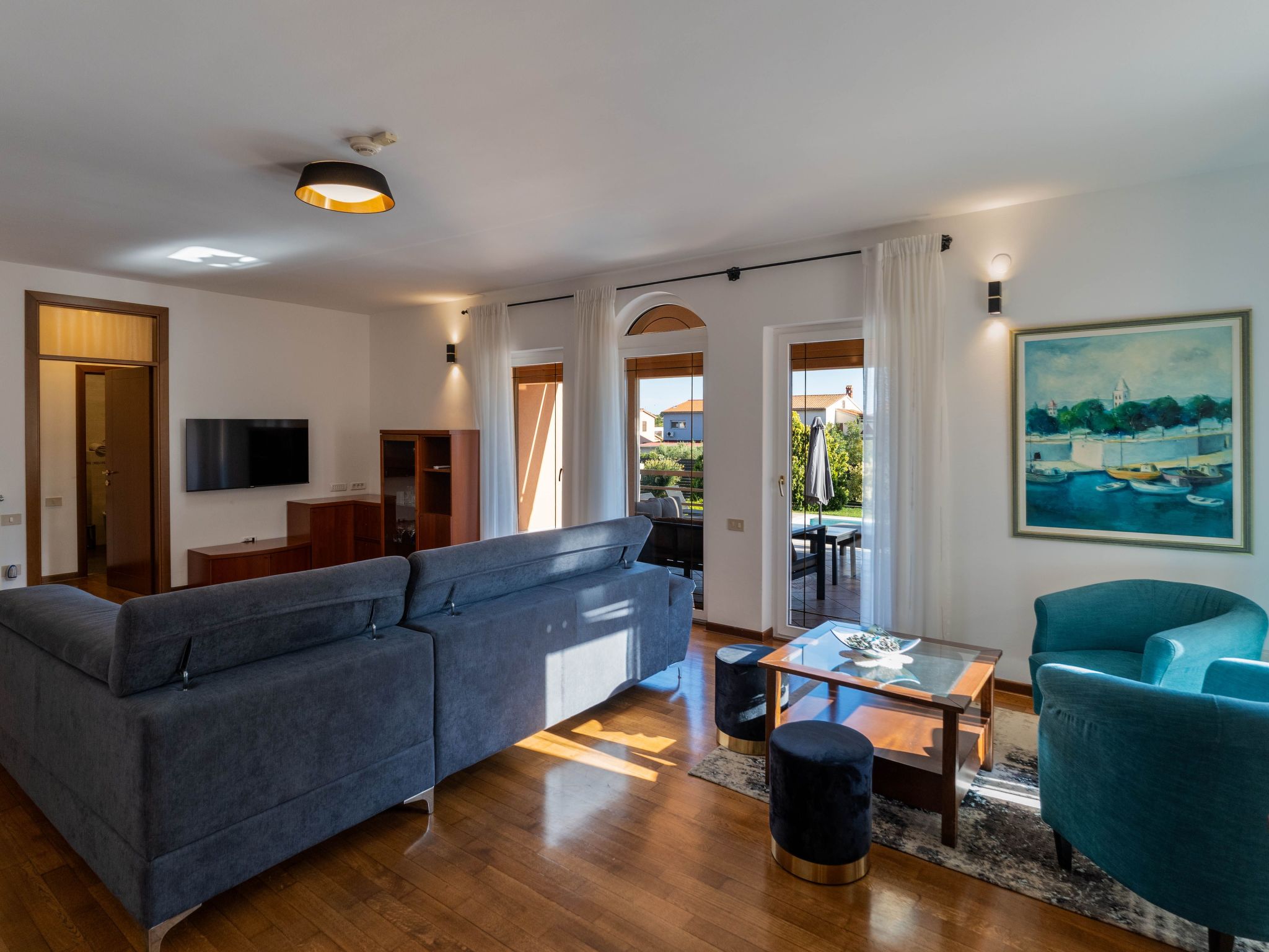 In Pula mit privatem Pool-Drinnen