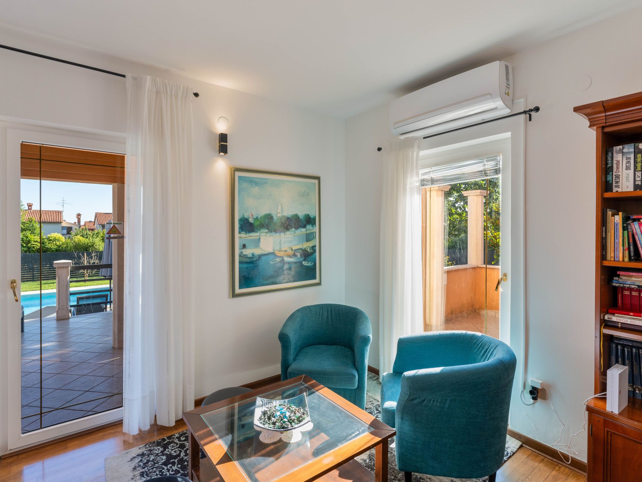 In Pula mit privatem Pool-Drinnen