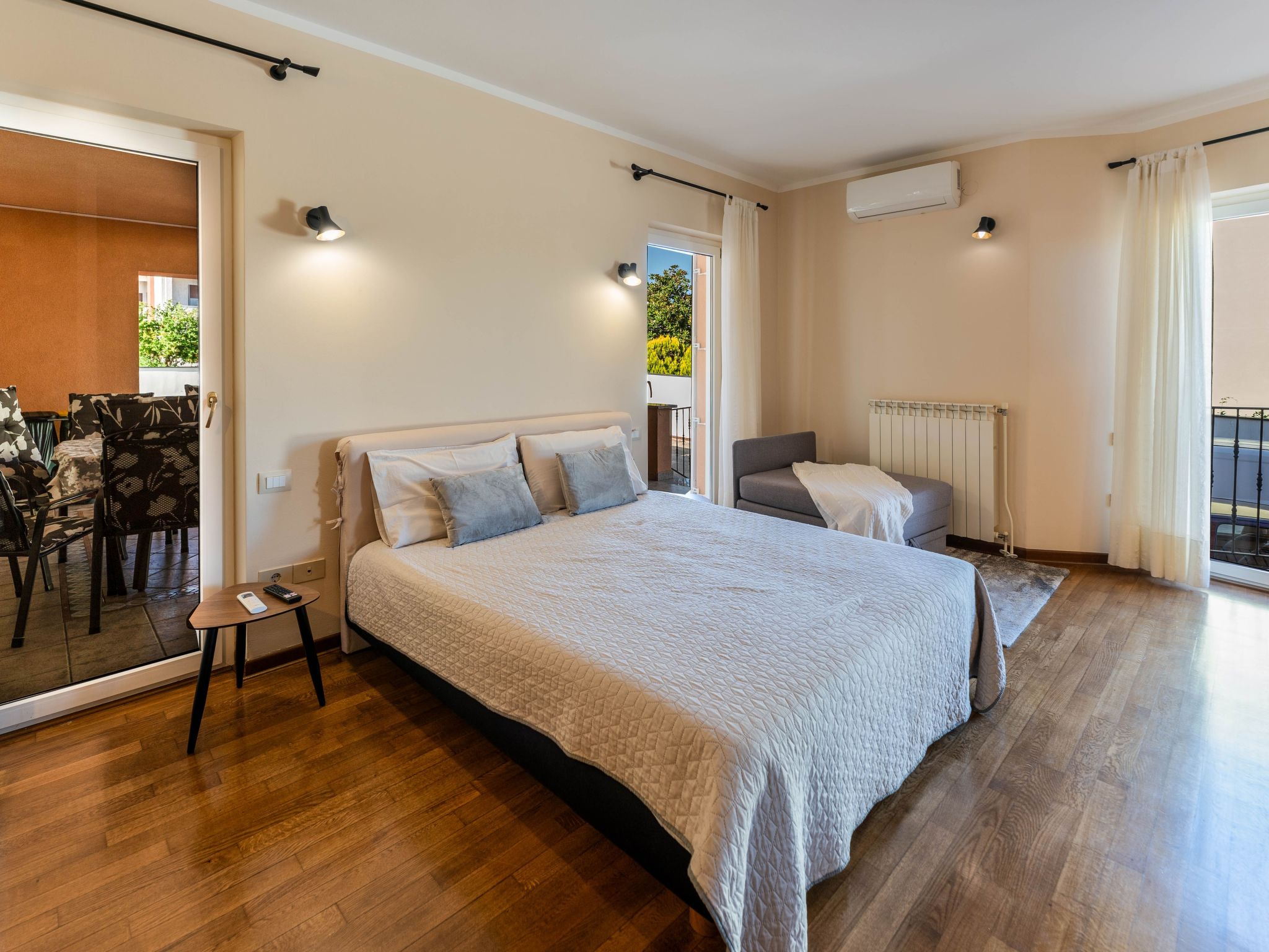 In Pula mit privatem Pool-Drinnen