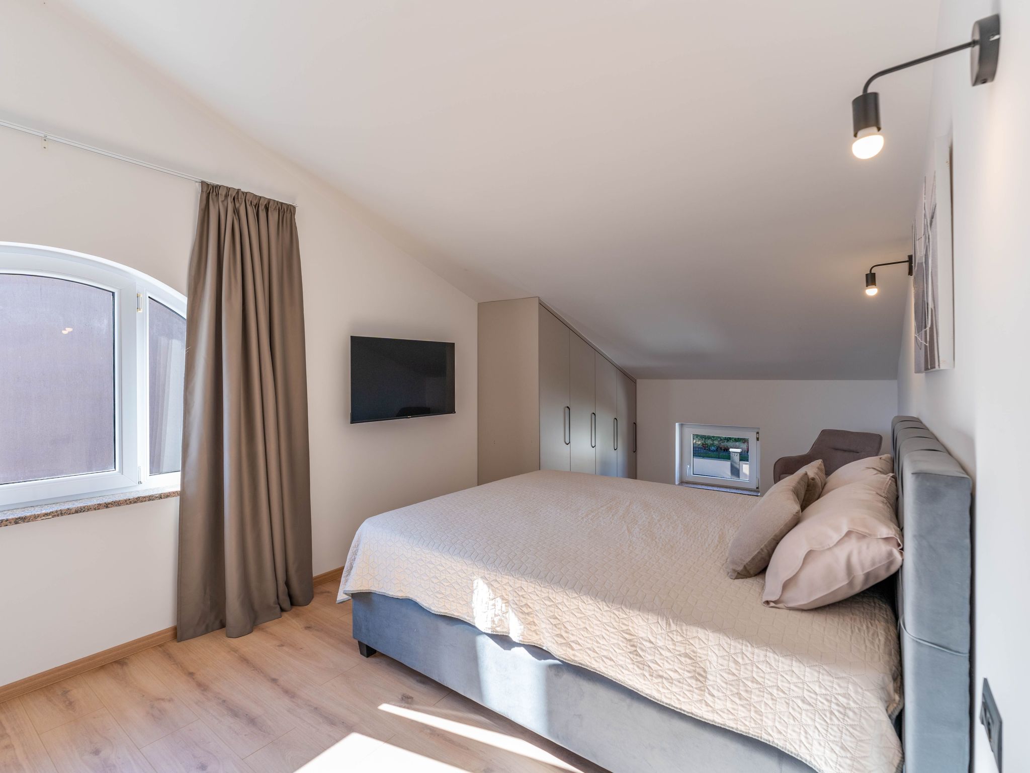 In Pula mit privatem Pool-Drinnen