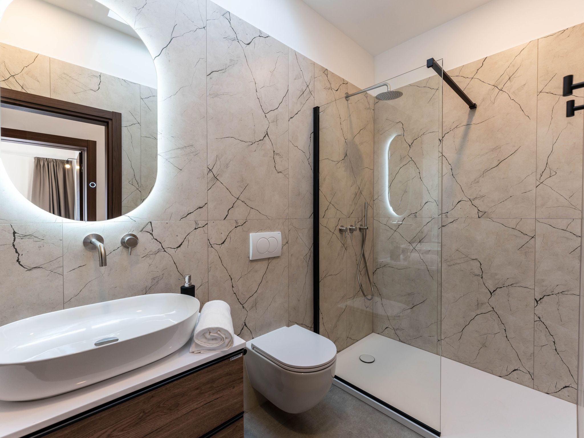 In Pula mit privatem Pool-Drinnen