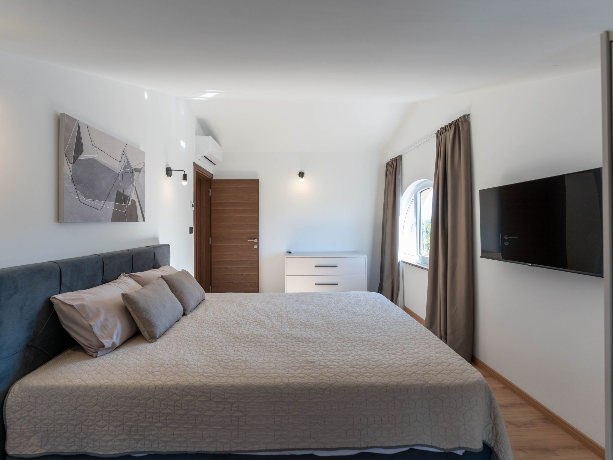 In Pula mit privatem Pool-Drinnen